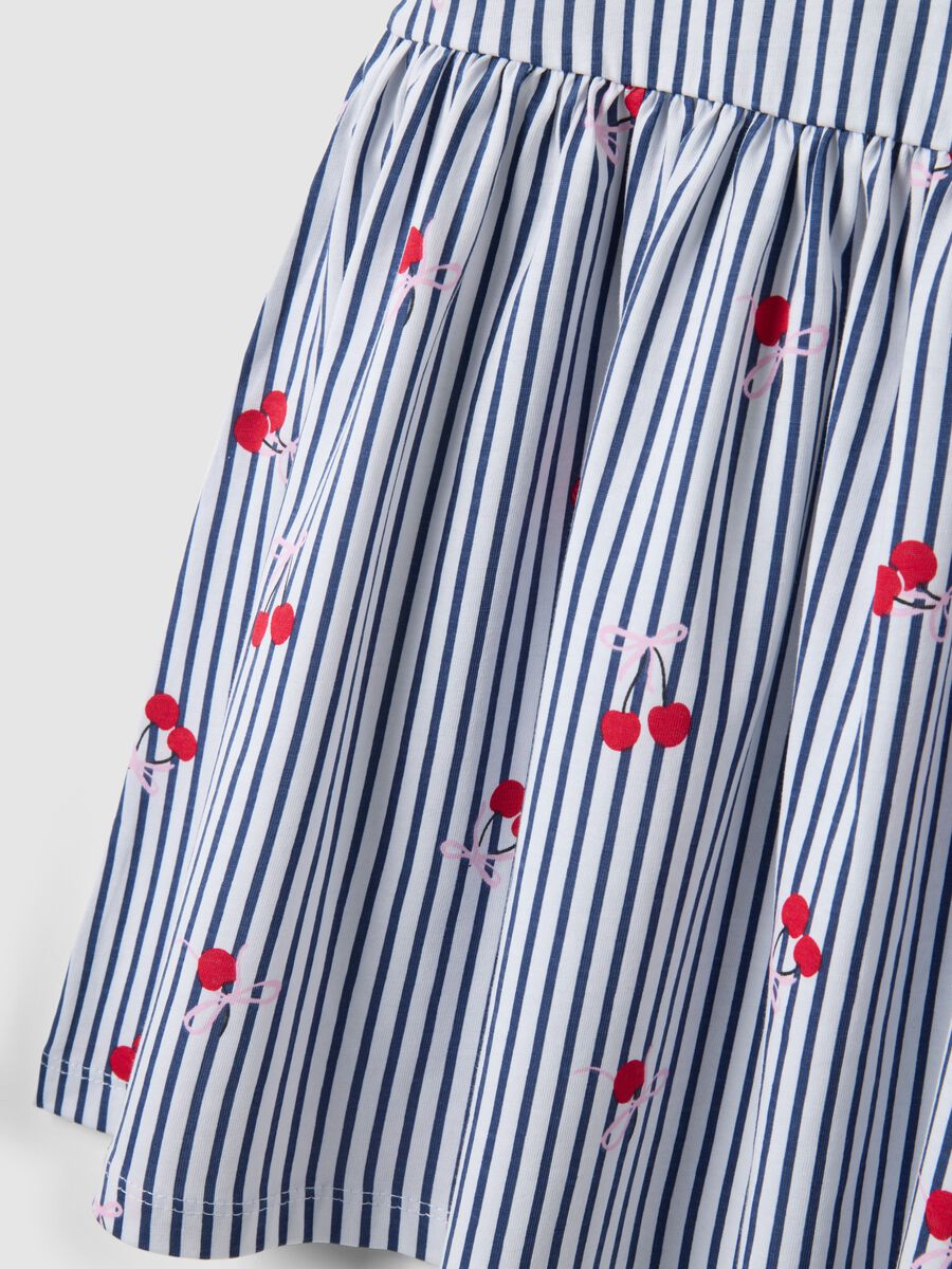 Vestito in puro cotone a righe blu con volant e stampe per bambina_3