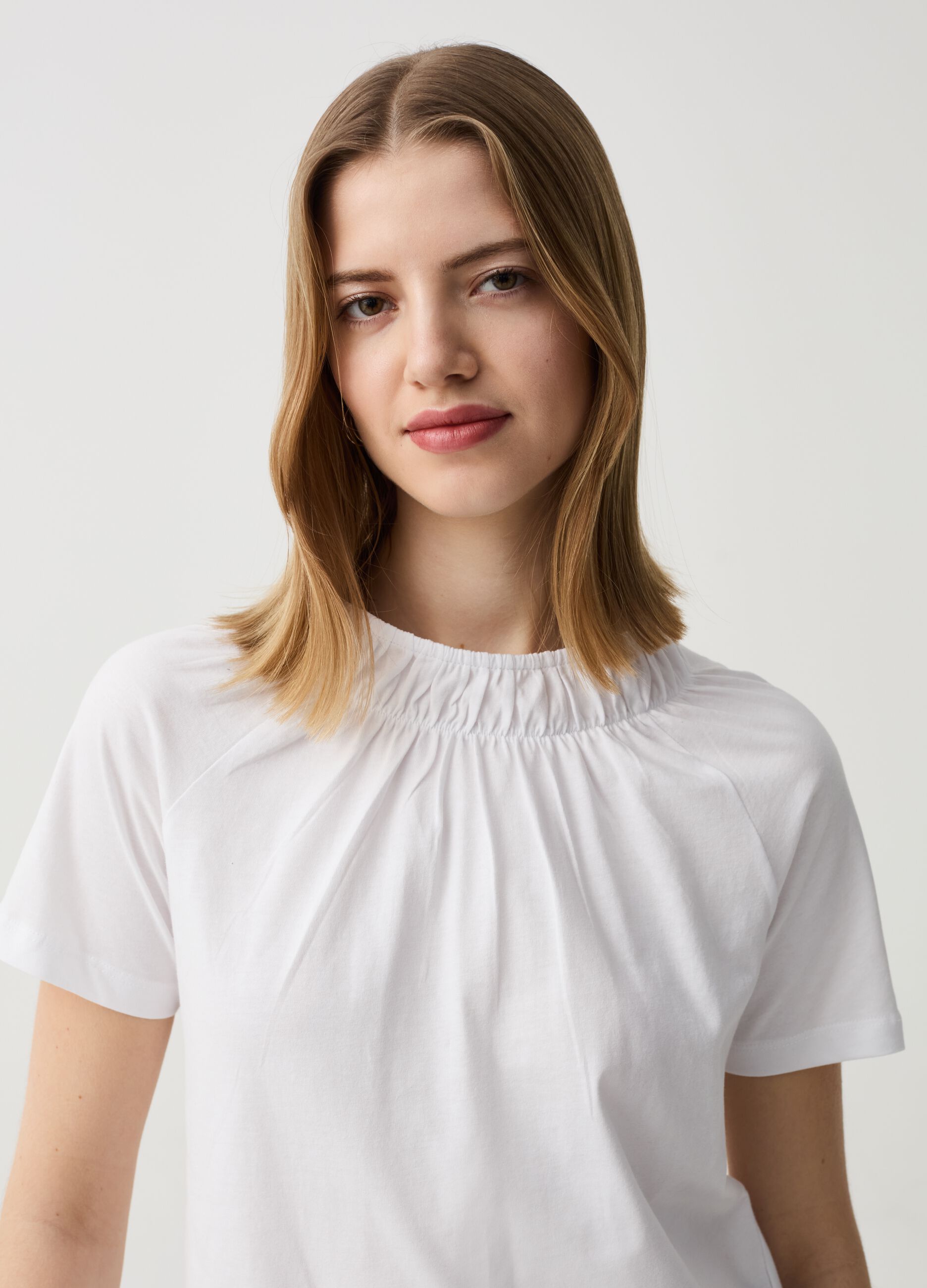 T-shirt mock neck con plissettatura