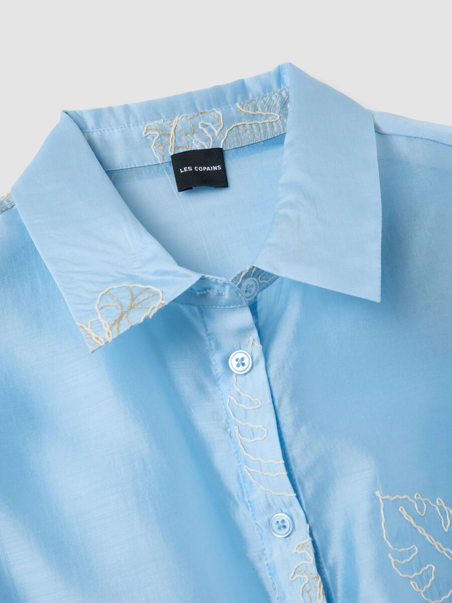 Camicia in misto lyocell azzurra regular fit con ricami floreali_1