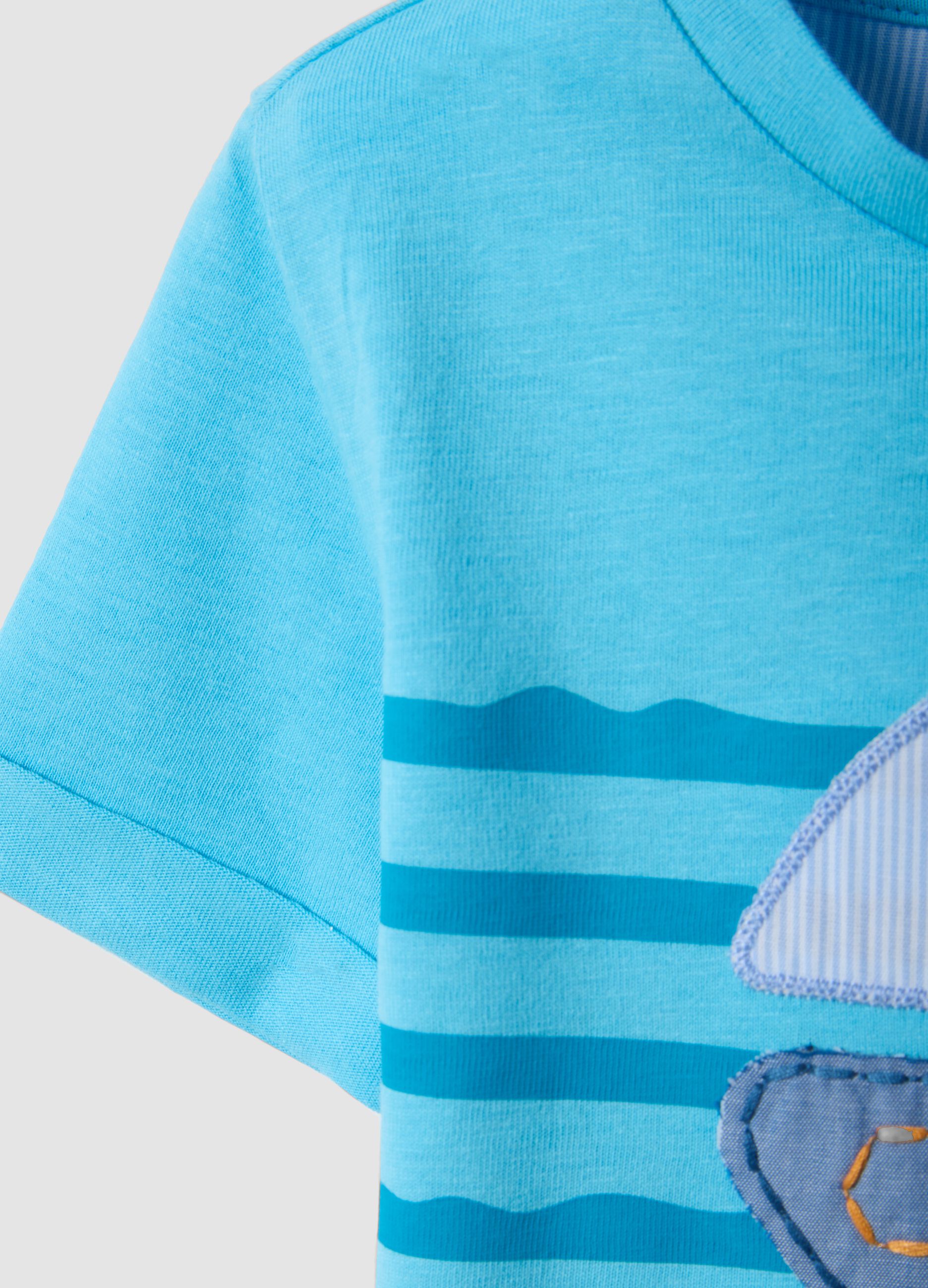 Light blue short-sleeve pure cotton T-shirt with appliqu&eacute; boat