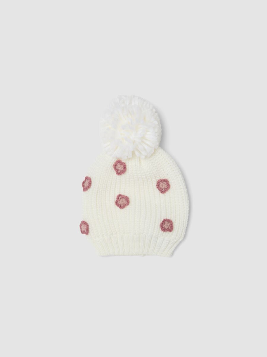 Cappello bianco in maglia con pon pon e fiori_0