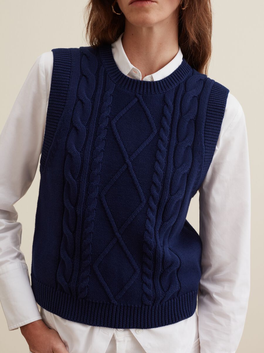 Gilet chiuso con lavorazione intrecciata_3
