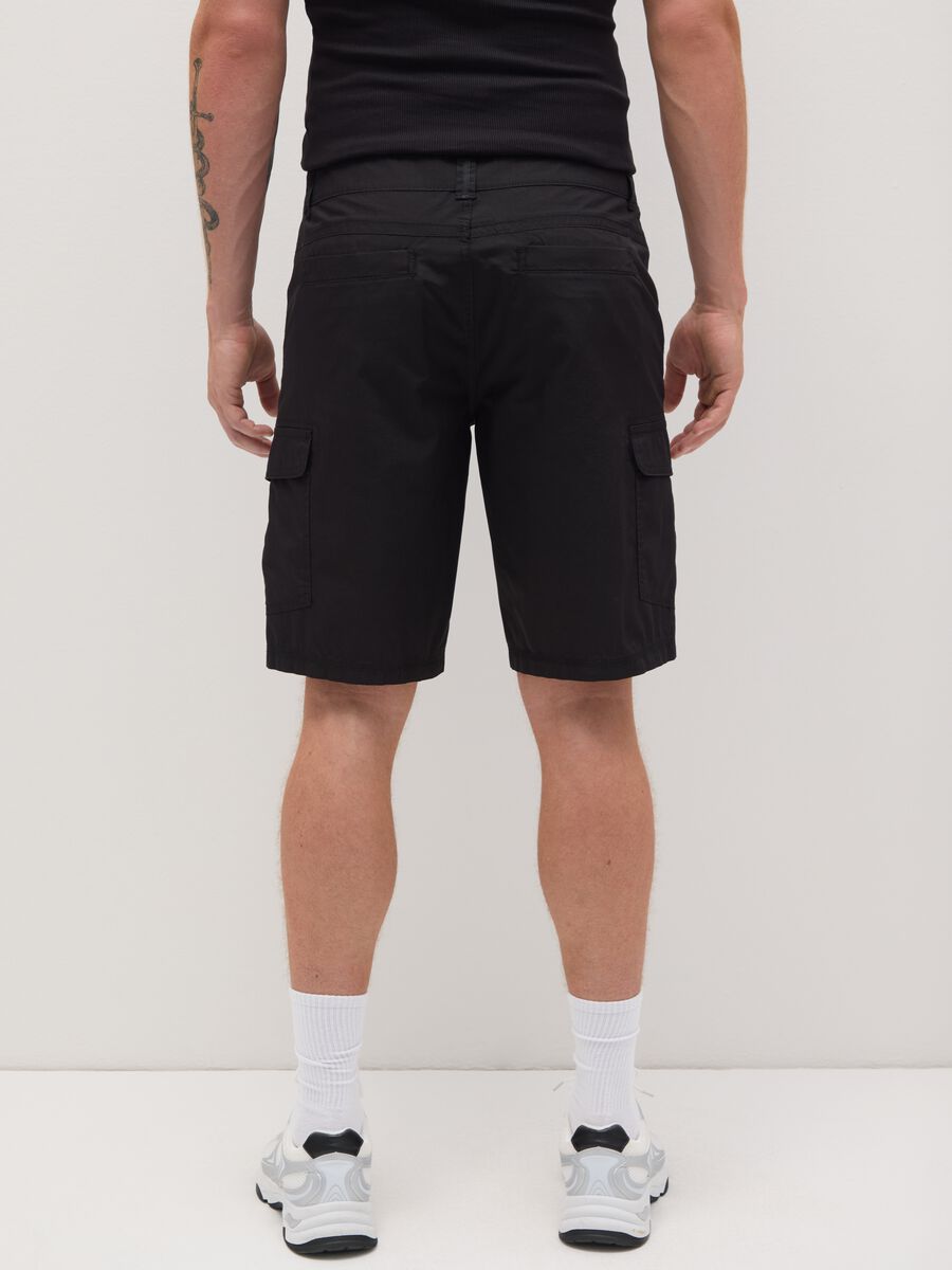 Men's black pure cotton regular fit bermuda shorts with cargo pockets_3