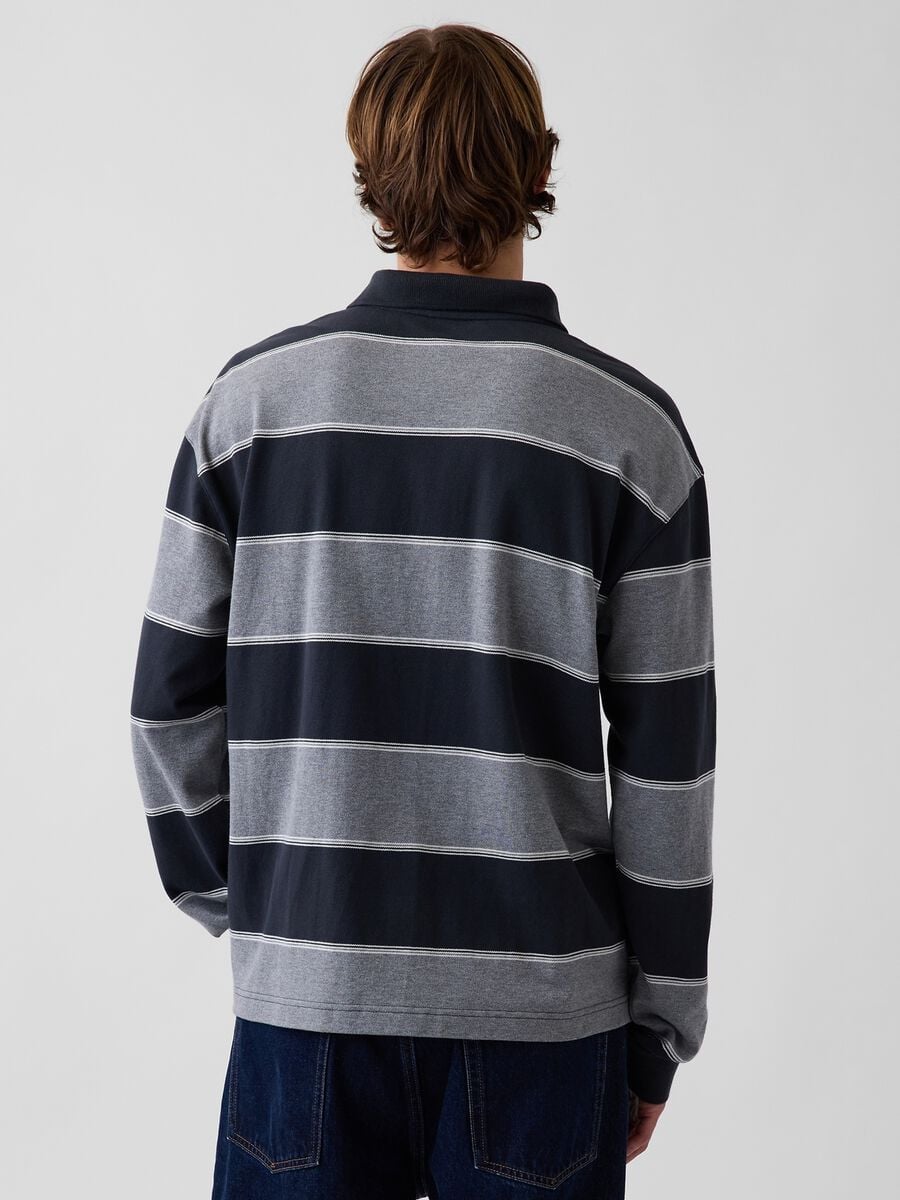 Polo grigio chiaro in cotone elasticizzato a righe_2