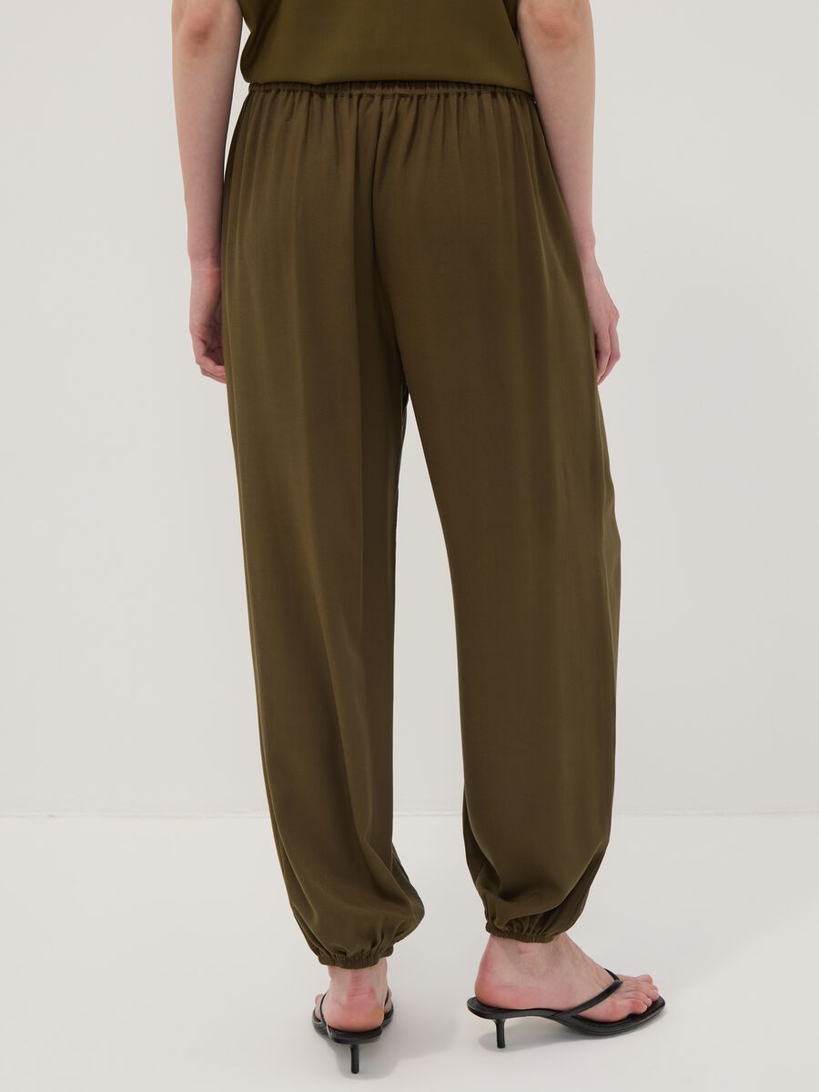 Pantaloni verdi in pura viscosa con fondo elasticizzato regular fit_3