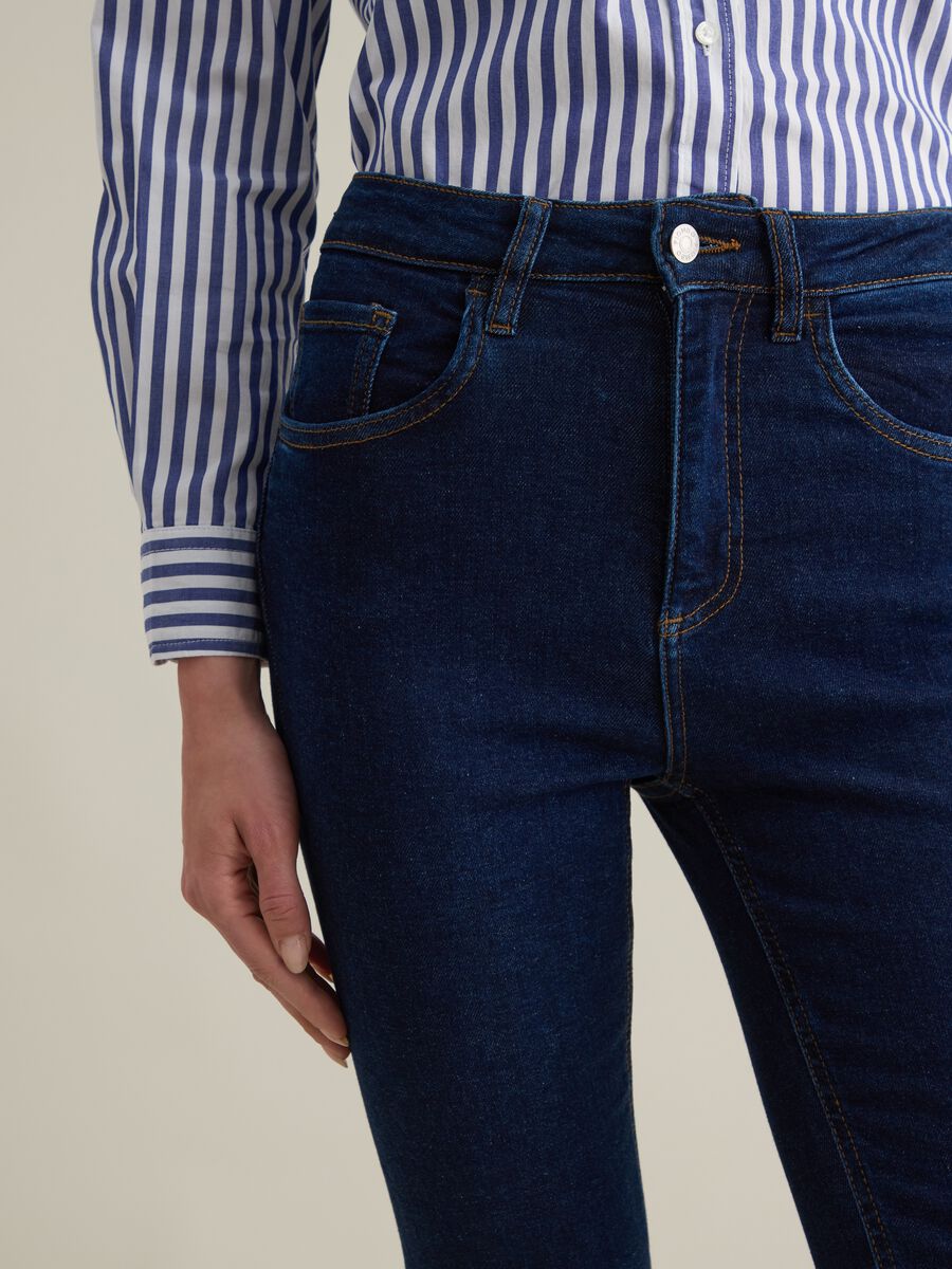 Cropped blue flare-fit jeans with raw edging_2