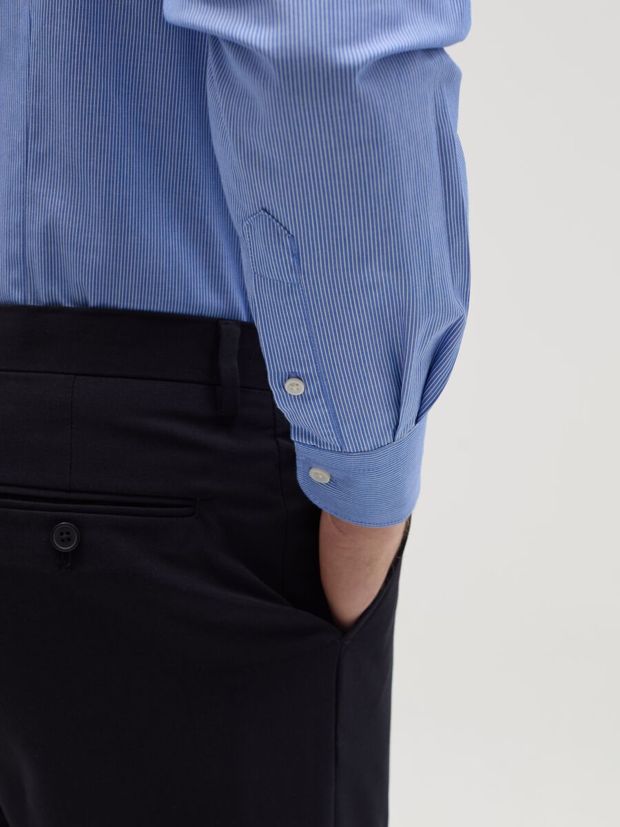 Slim-fit easy-iron shirt with thin stripes_3