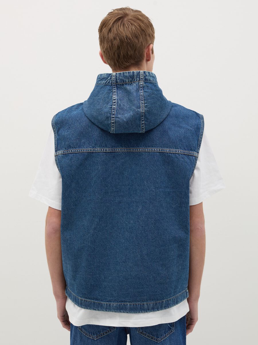 Gilet full-zip in denim con cappuccio_2