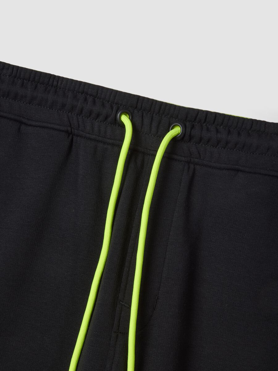 Black cotton-blend Bermuda shorts with elasticated waist, regular fit_5