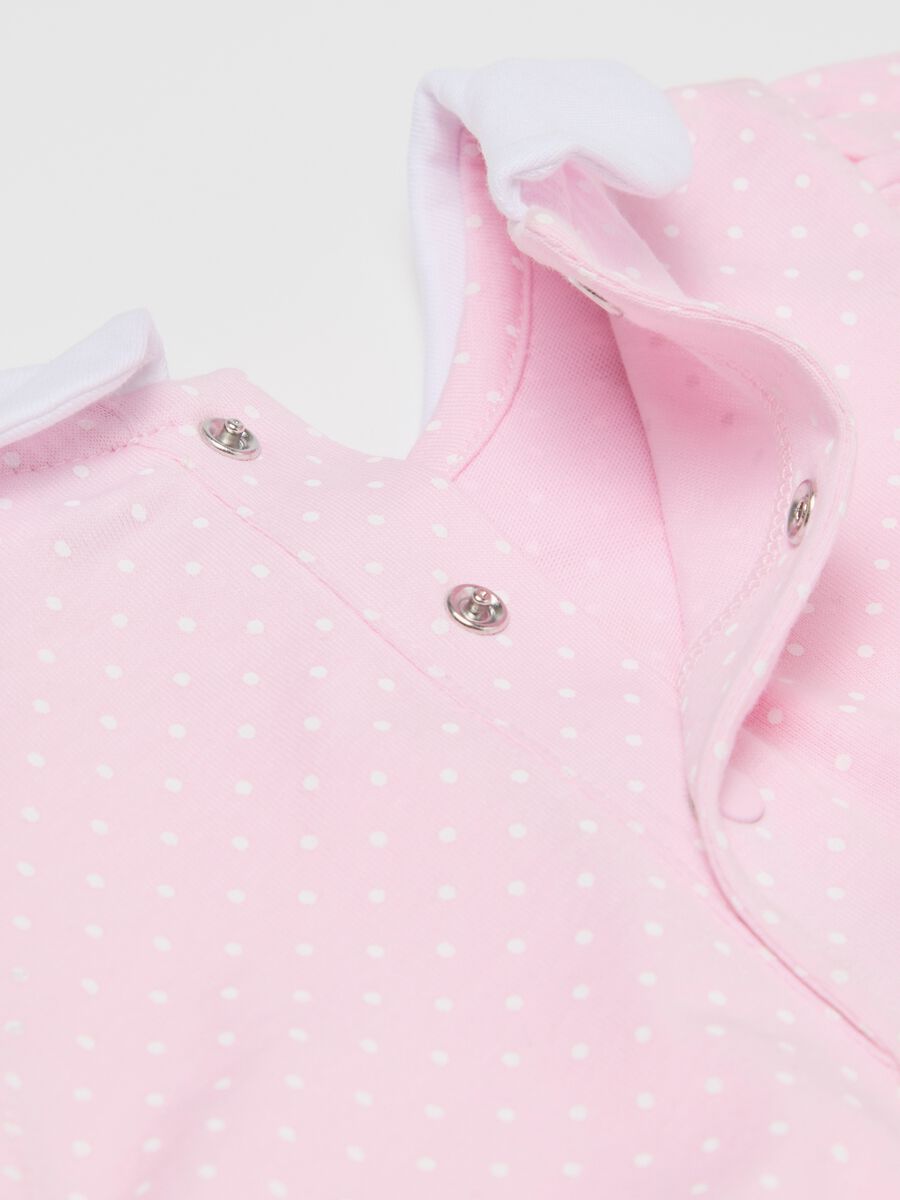 Pink romper suit in organic cotton with micro polka dot pattern_2