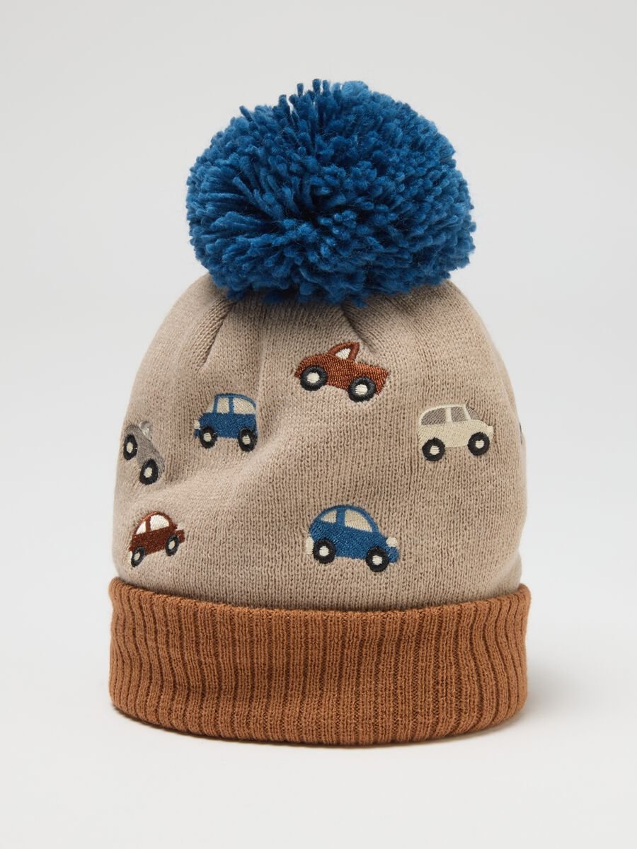 Beige hat with pom-pom and car embroidery_1