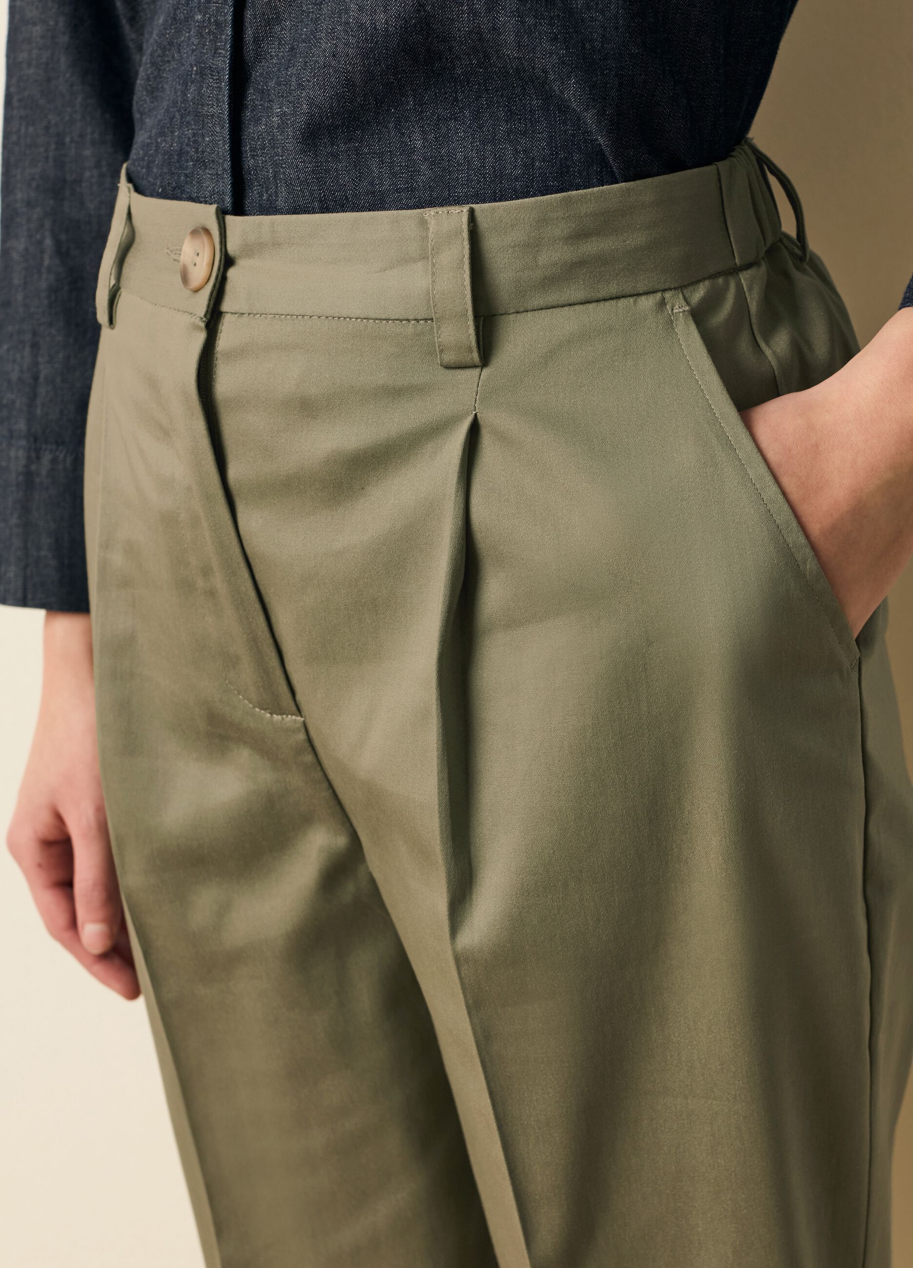 Pantalone chino cropped con pinces