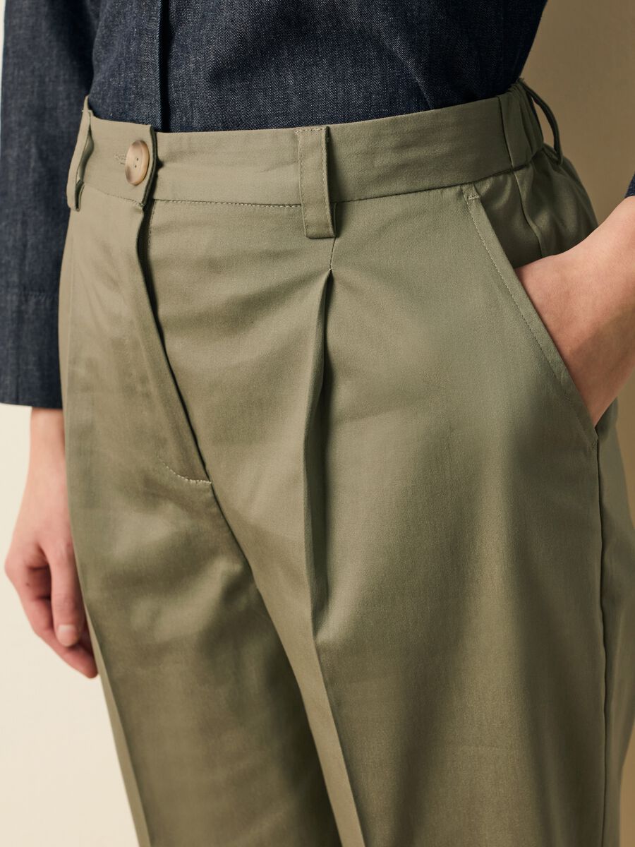 Cropped chino trousers with darts_2