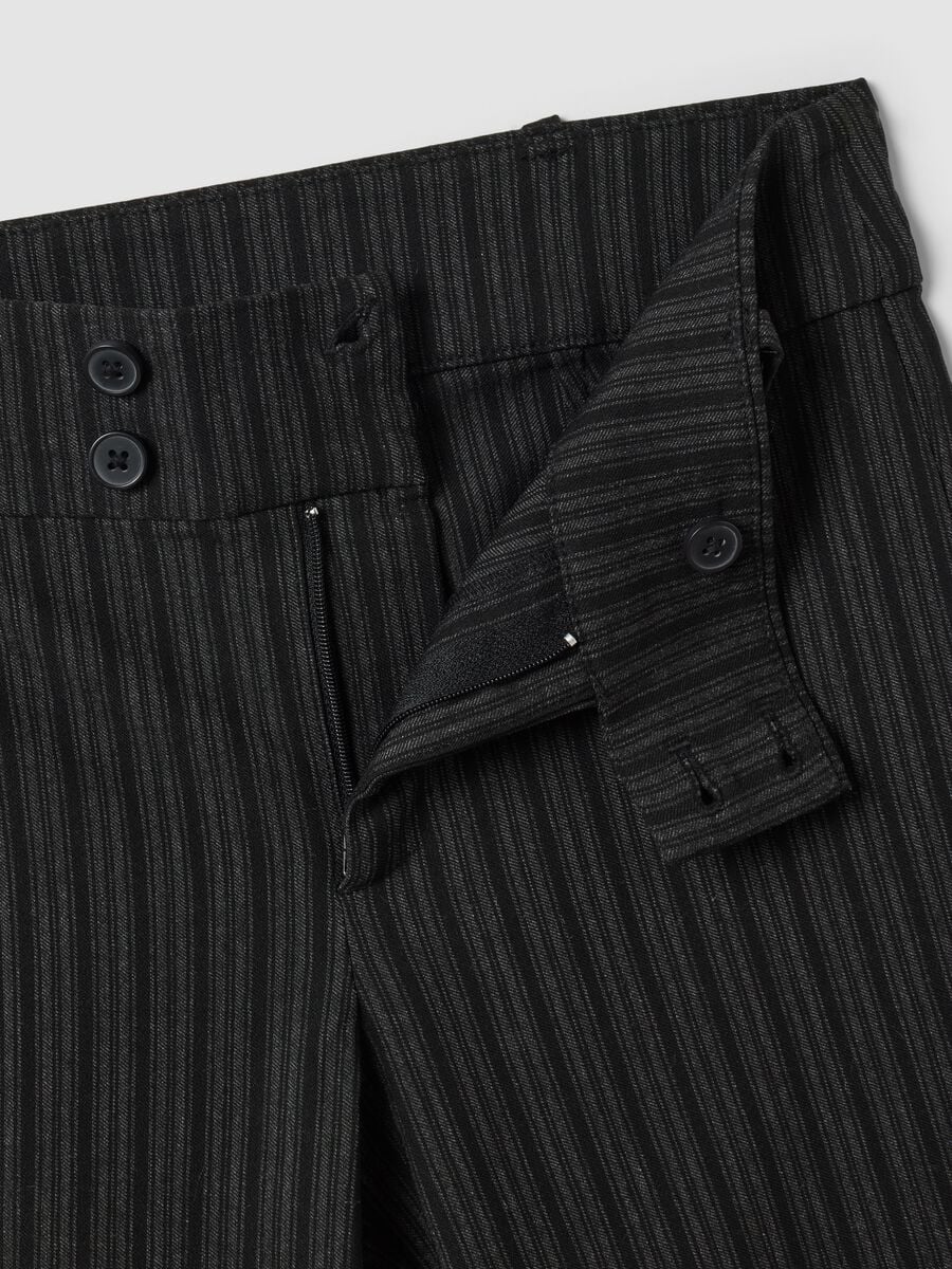Pantaloni neri flare in viscosa elasticizzato con fantasia gessata_1