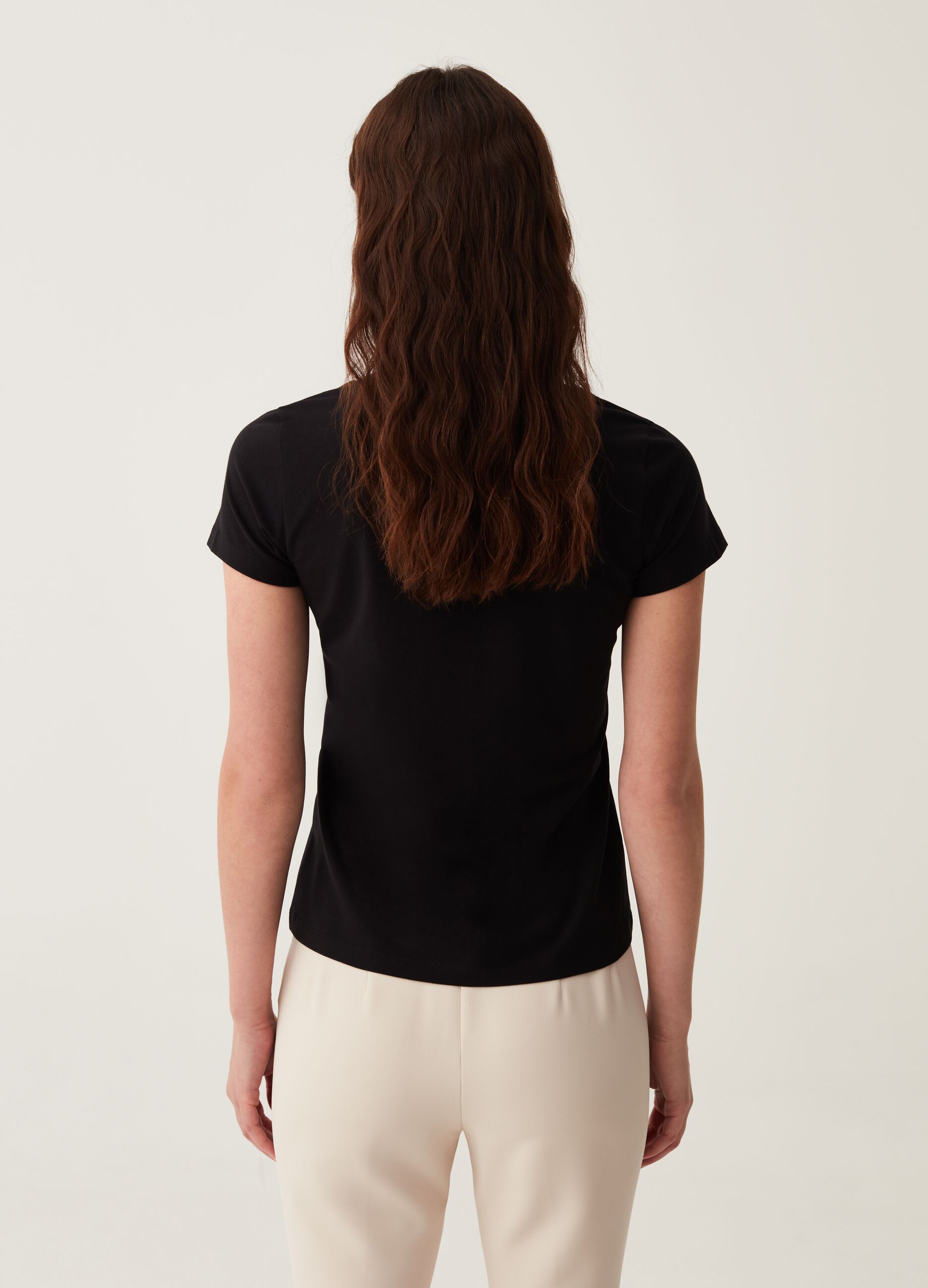 T-shirt in cotone stretch con scollo a V_2