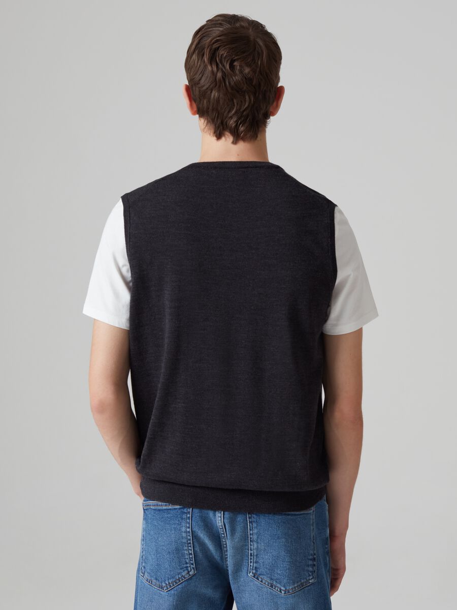 Gilet chiuso in lana merino con scollo a V_2