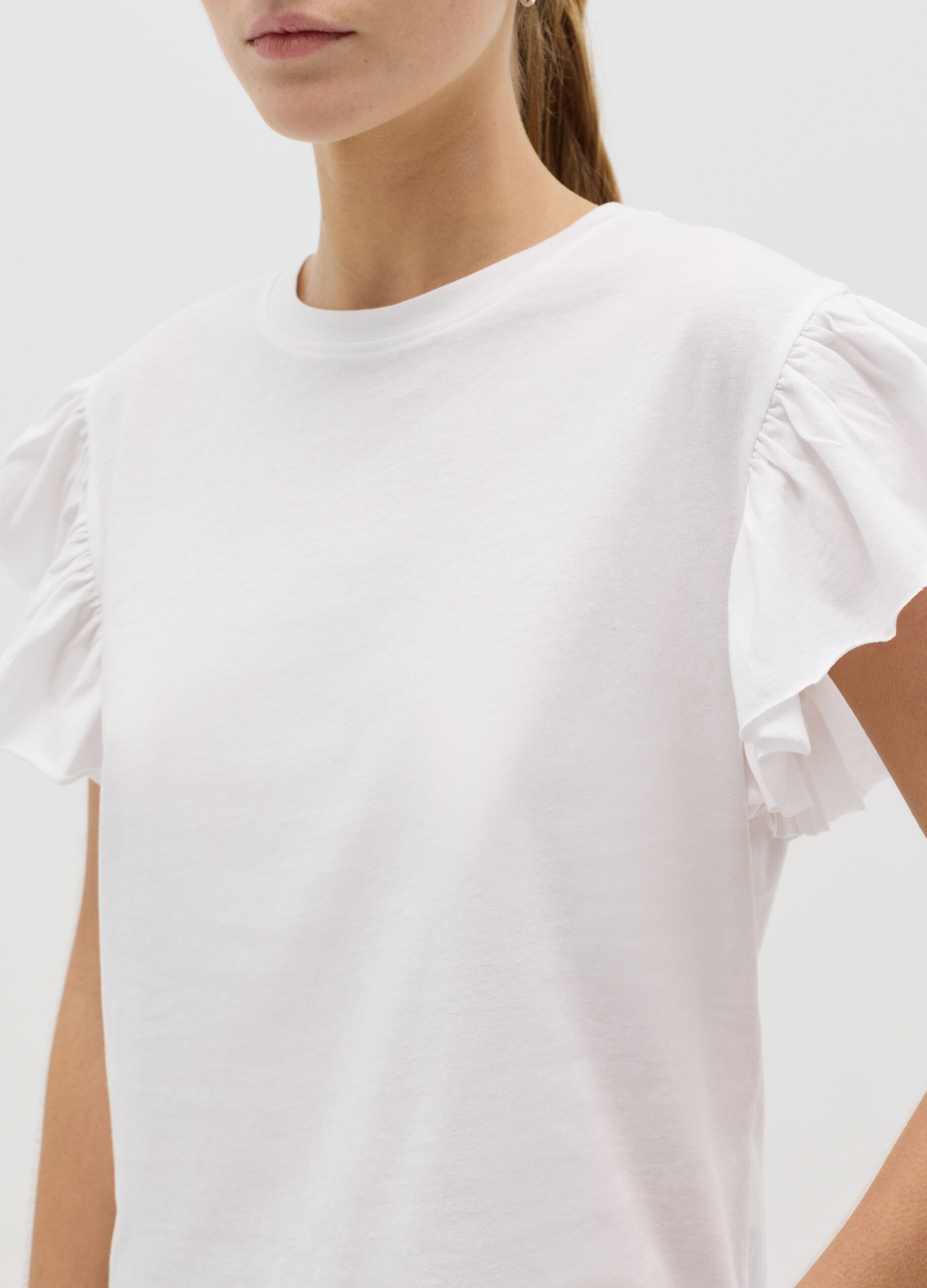White T-shirt with short sleeves and flounce