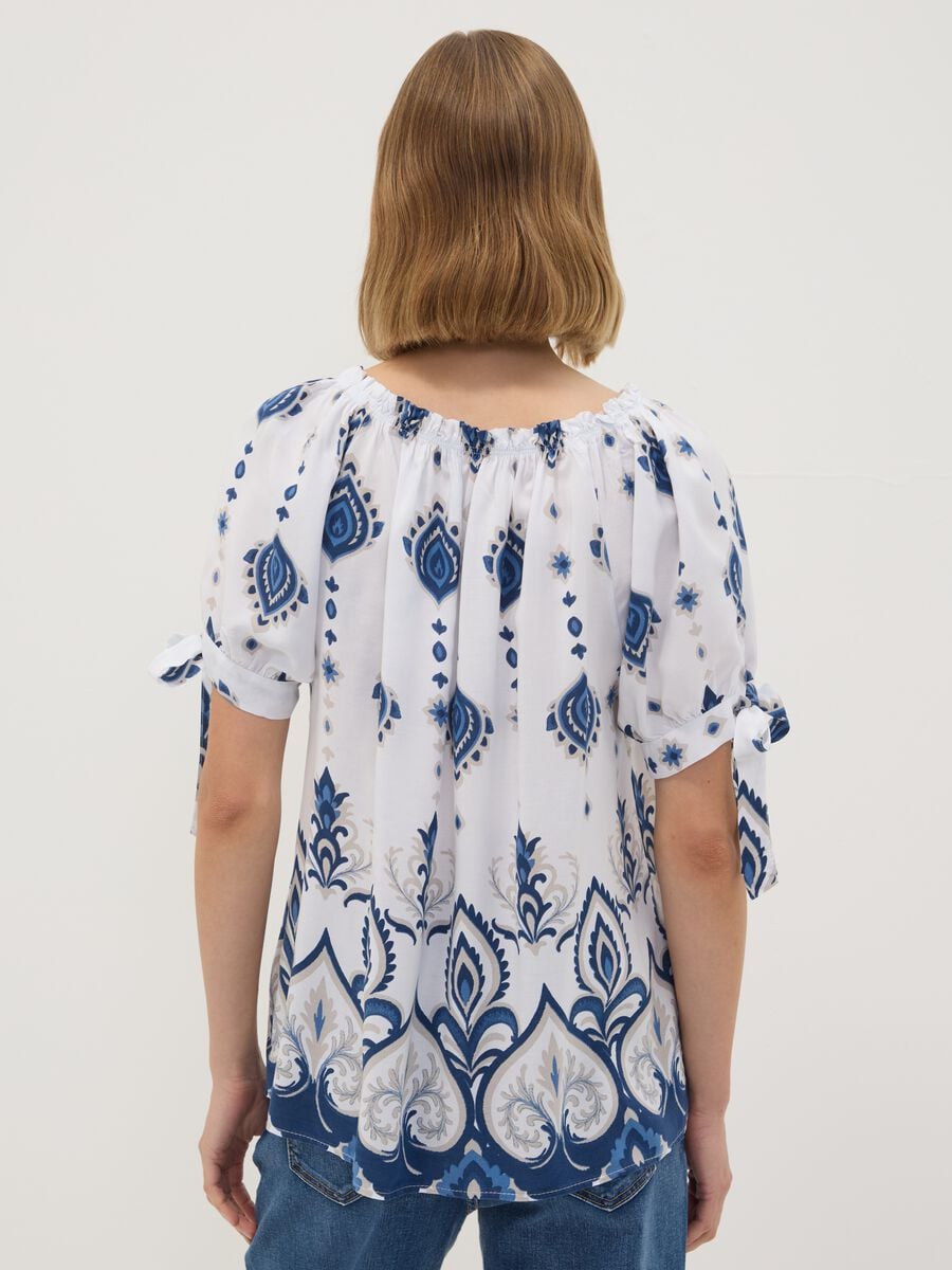 Blusa bianca in pura viscosa a maniche corte con fantasia paisley_3