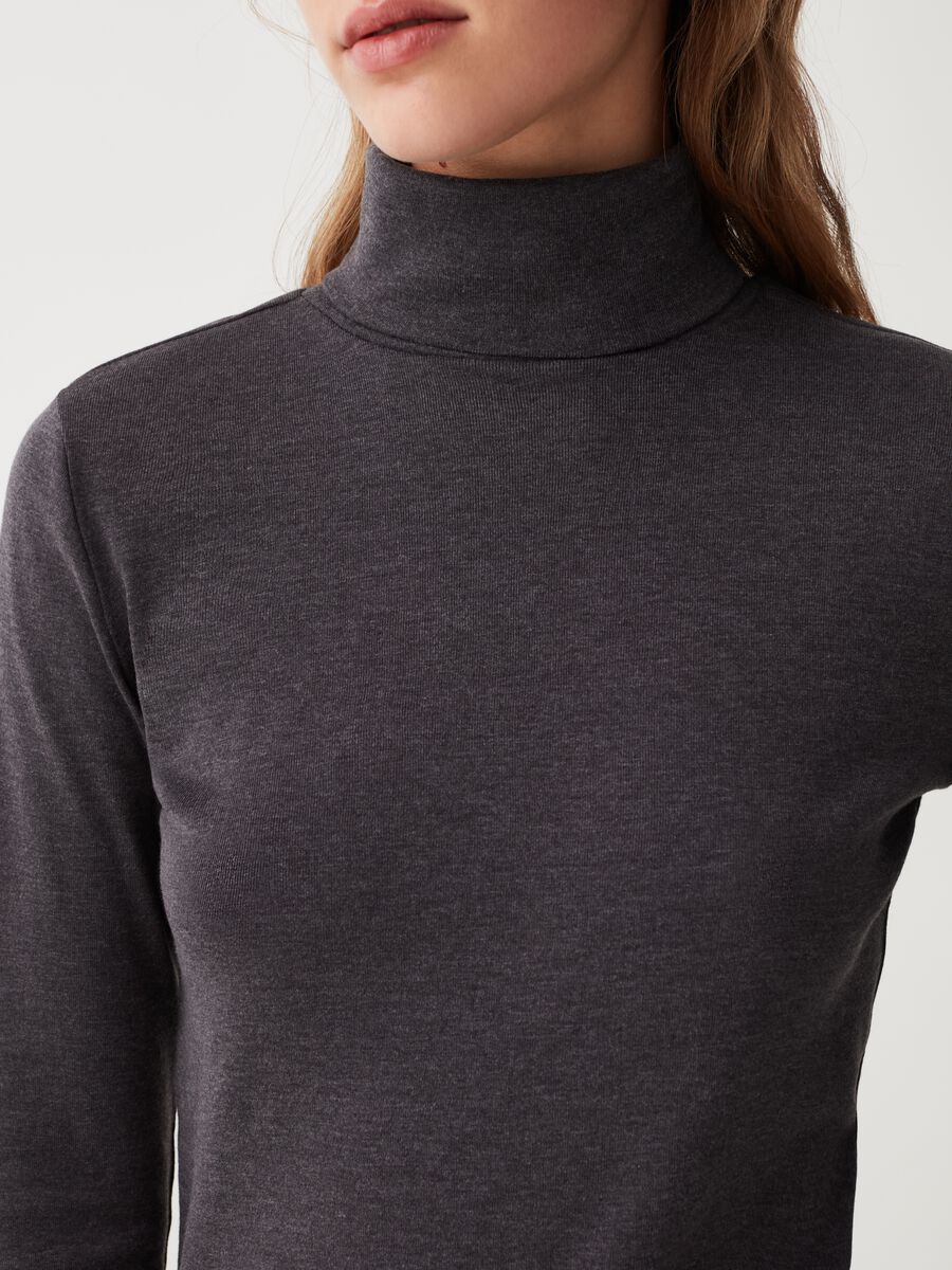 T-shirt a maniche lunghe con collo alto_3