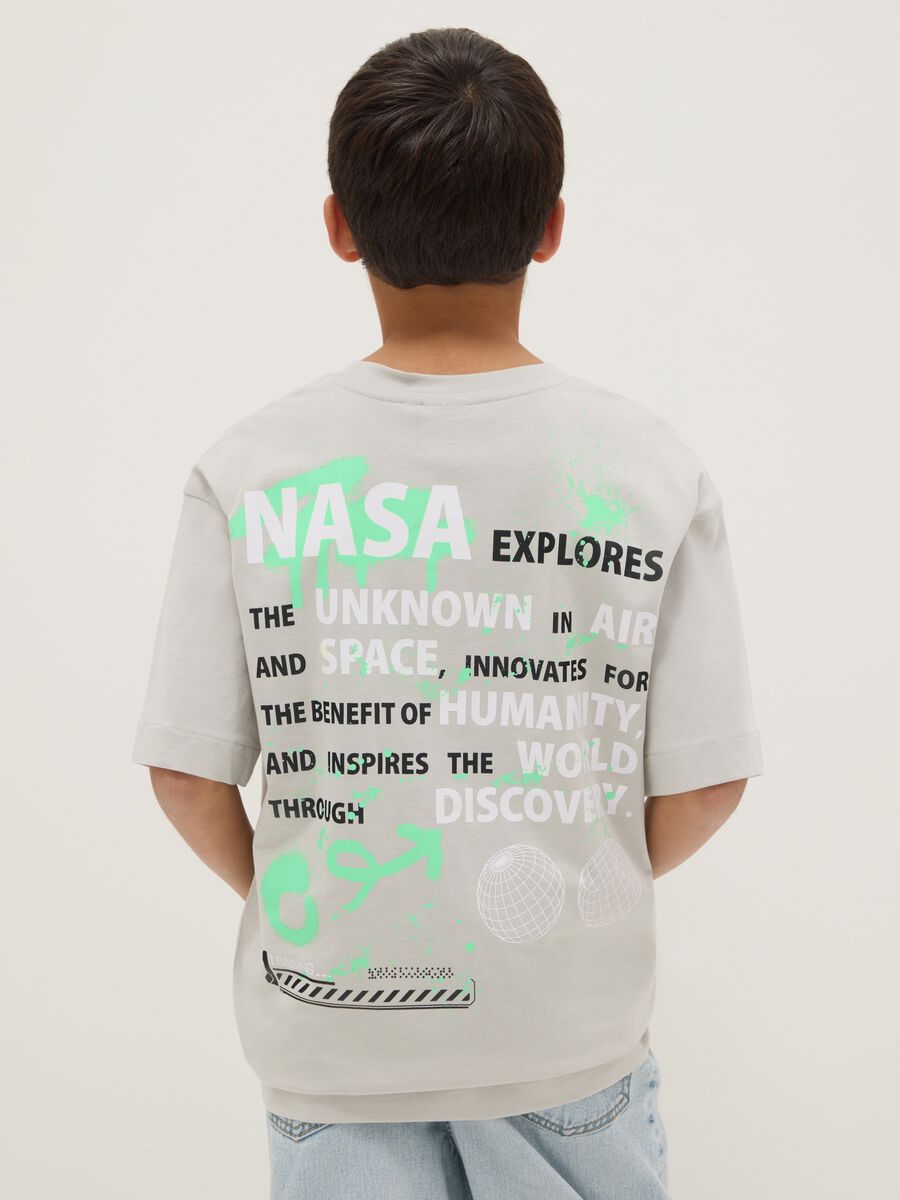 T-shirt in puro cotone grigia da bambino vestibilit&agrave; oversize con logo_1