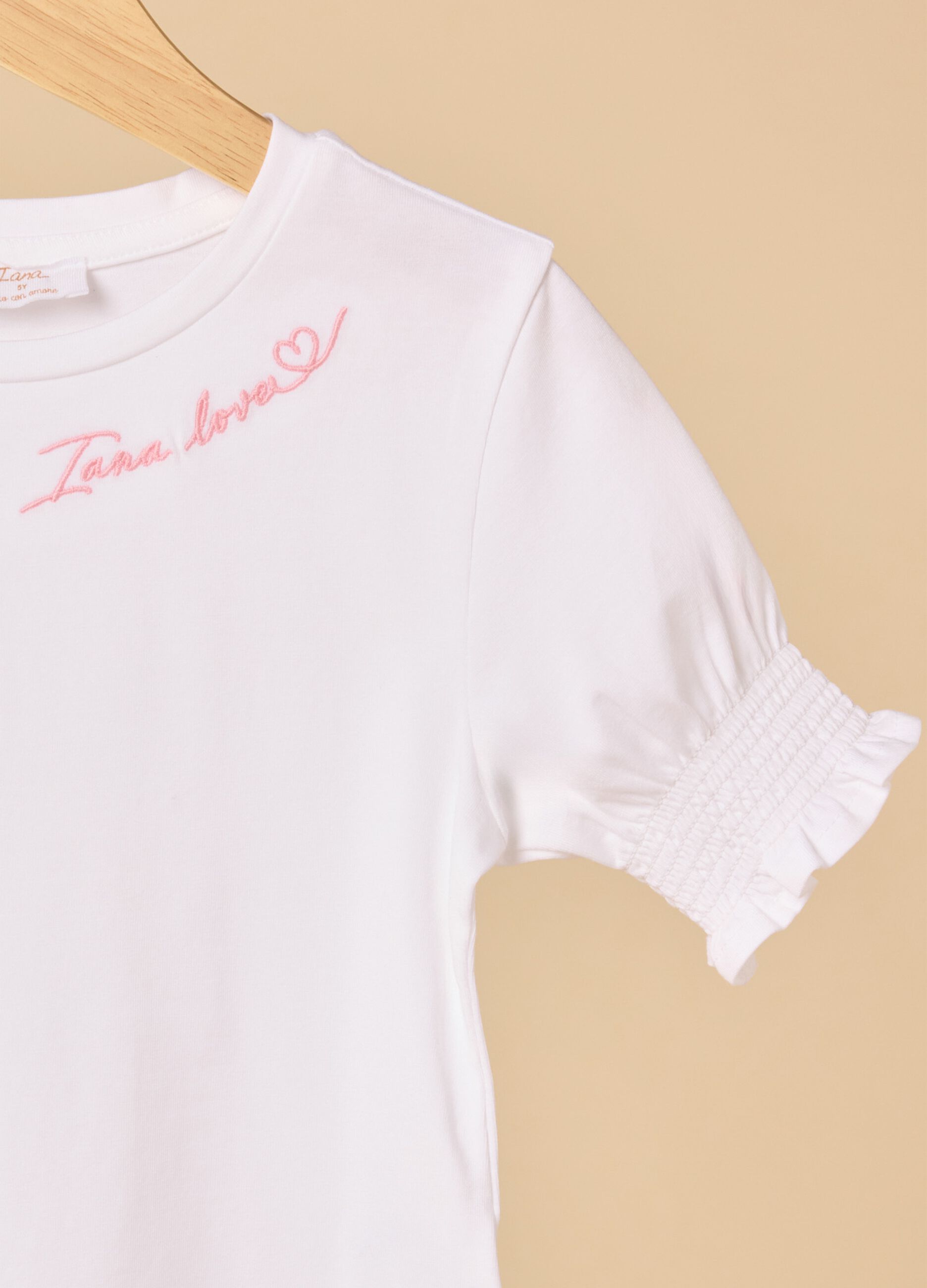 Stretch cotton t-shirt with embroideries and smock.