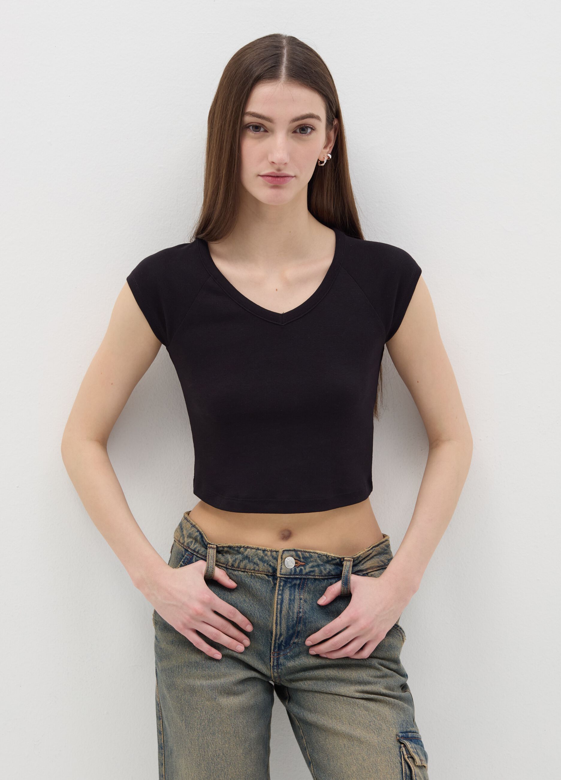 T-shirt with V neck and raglan sleeves