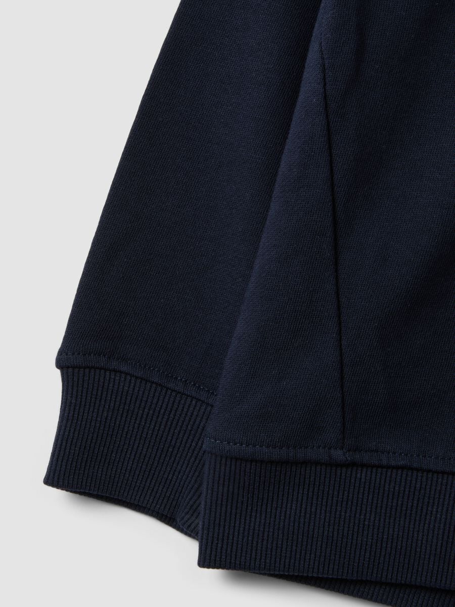 Felpa blu in puro cotone con cappuccio e scritta frontale per bambino_3