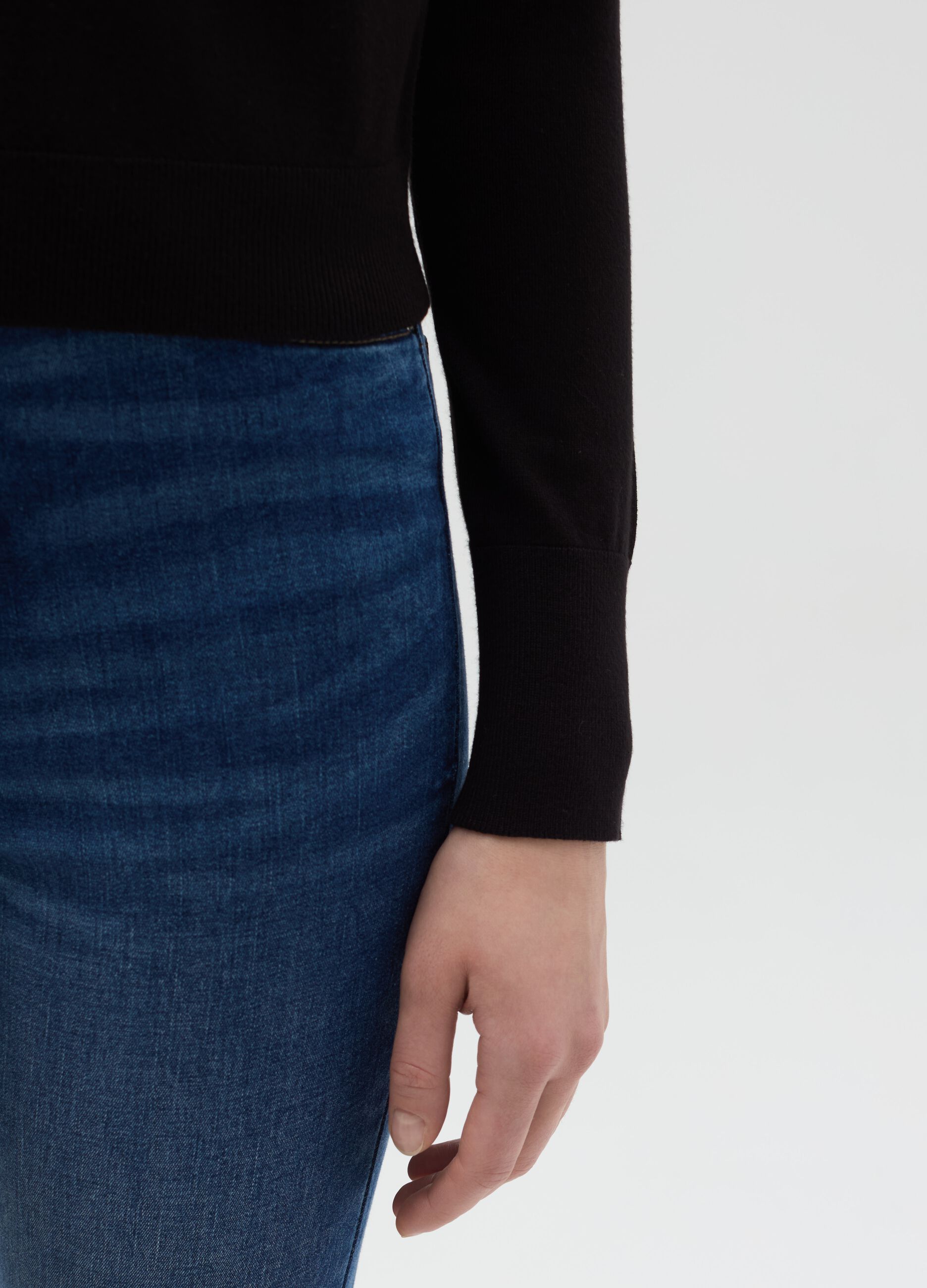Top with round neck and long sleeves