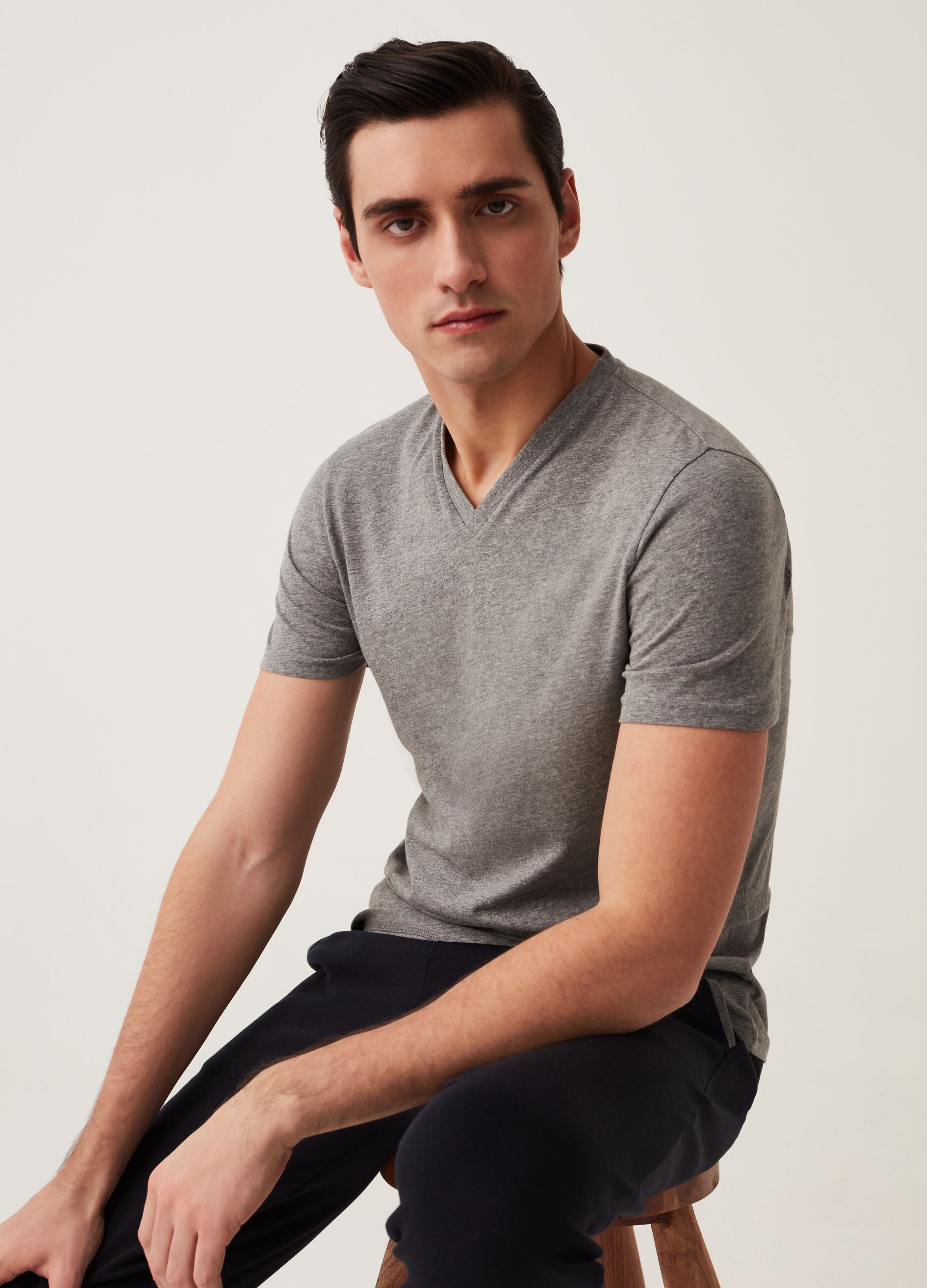 T-shirt intima in cotone bio con scollo a V_0
