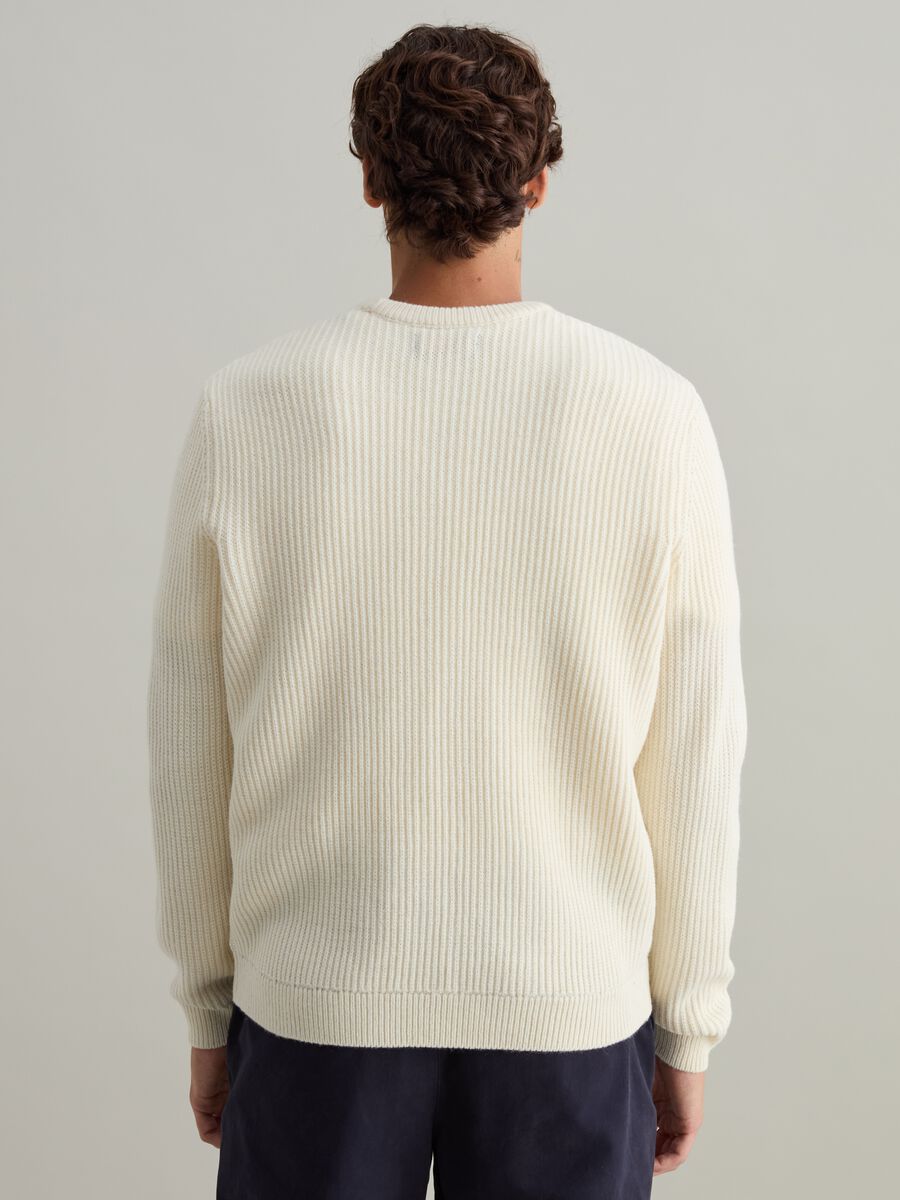 Pullover con lavorazione a trecce_3