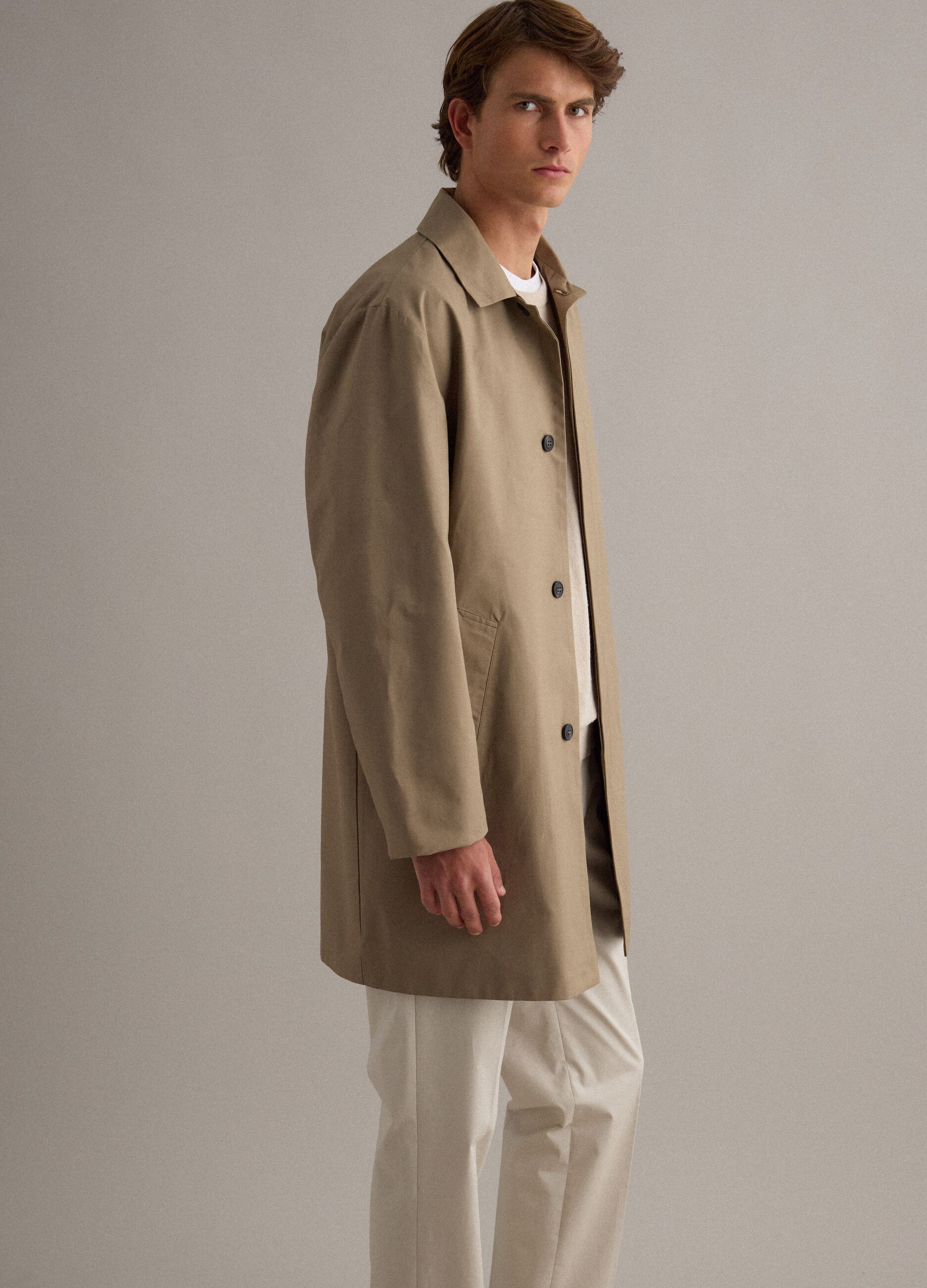 Trench beige regular fit con chiusura a bottoni