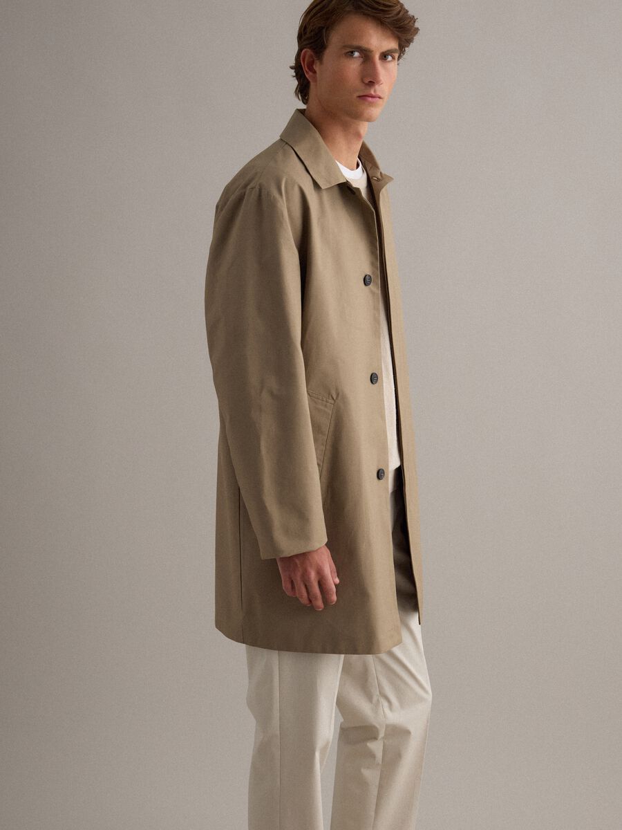 Trench beige regular fit con chiusura a bottoni_4