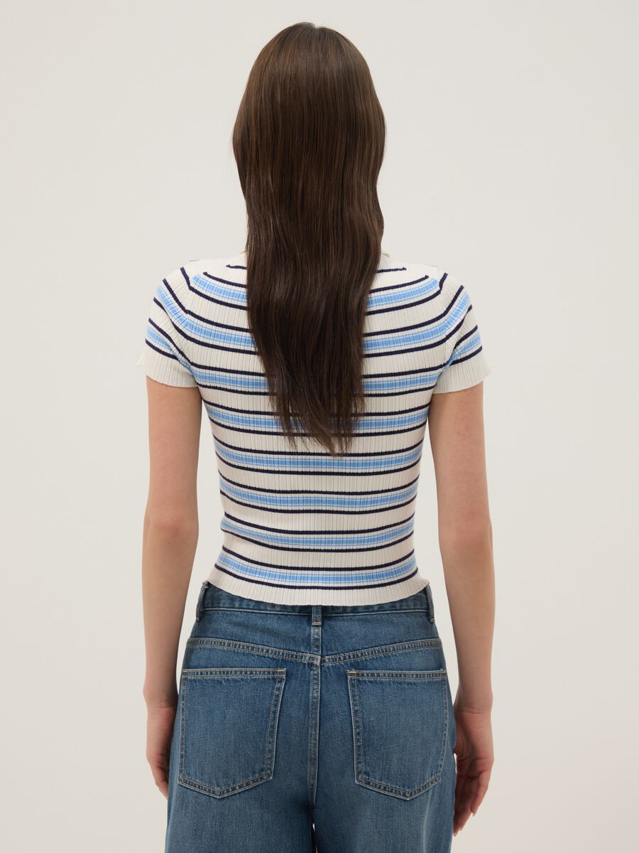 Maglione fitted in misto viscosa a righe multicolor con collo polo_3