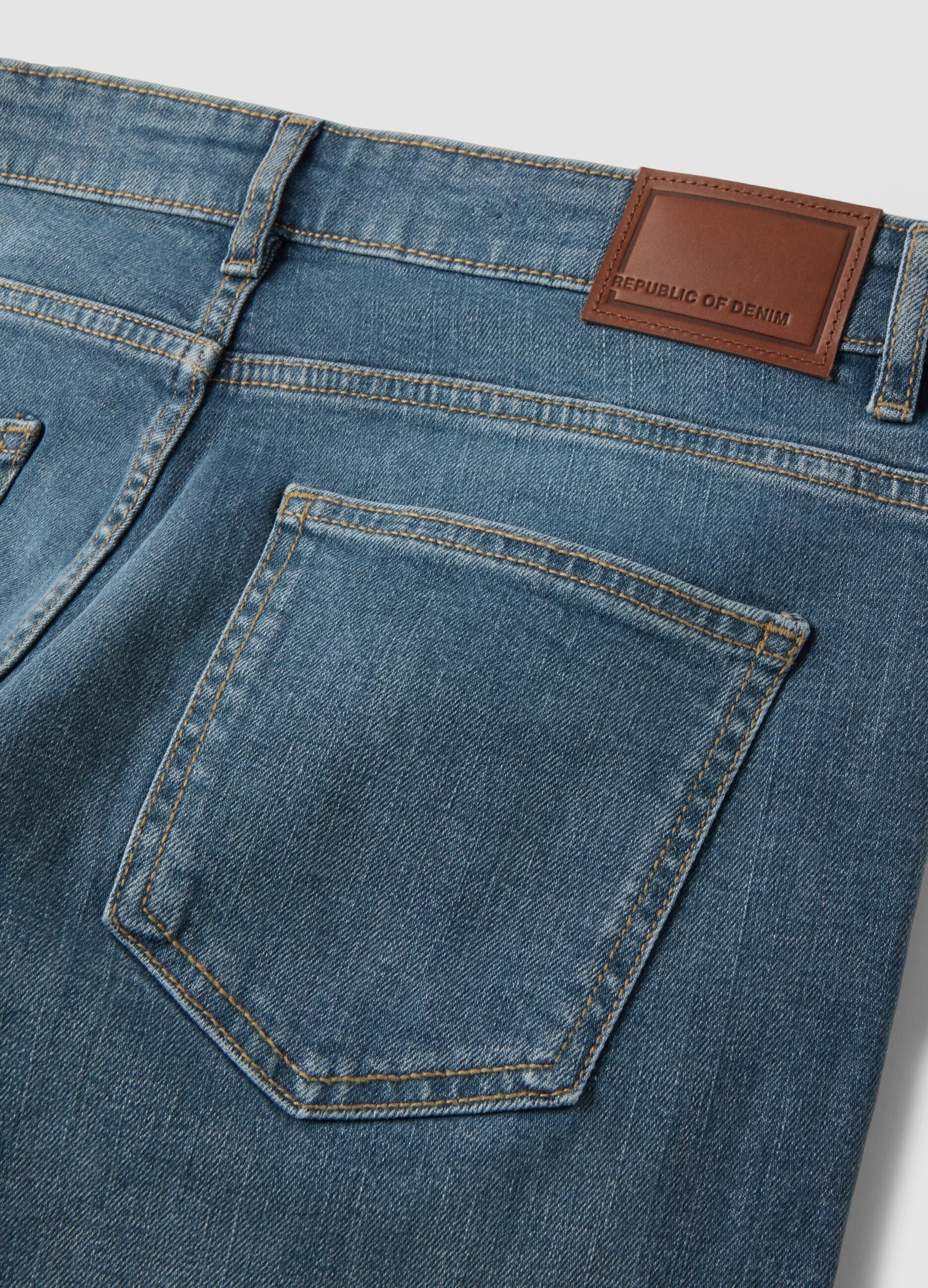Men&rsquo;s medium-wash slim-fit stretch cotton jeans