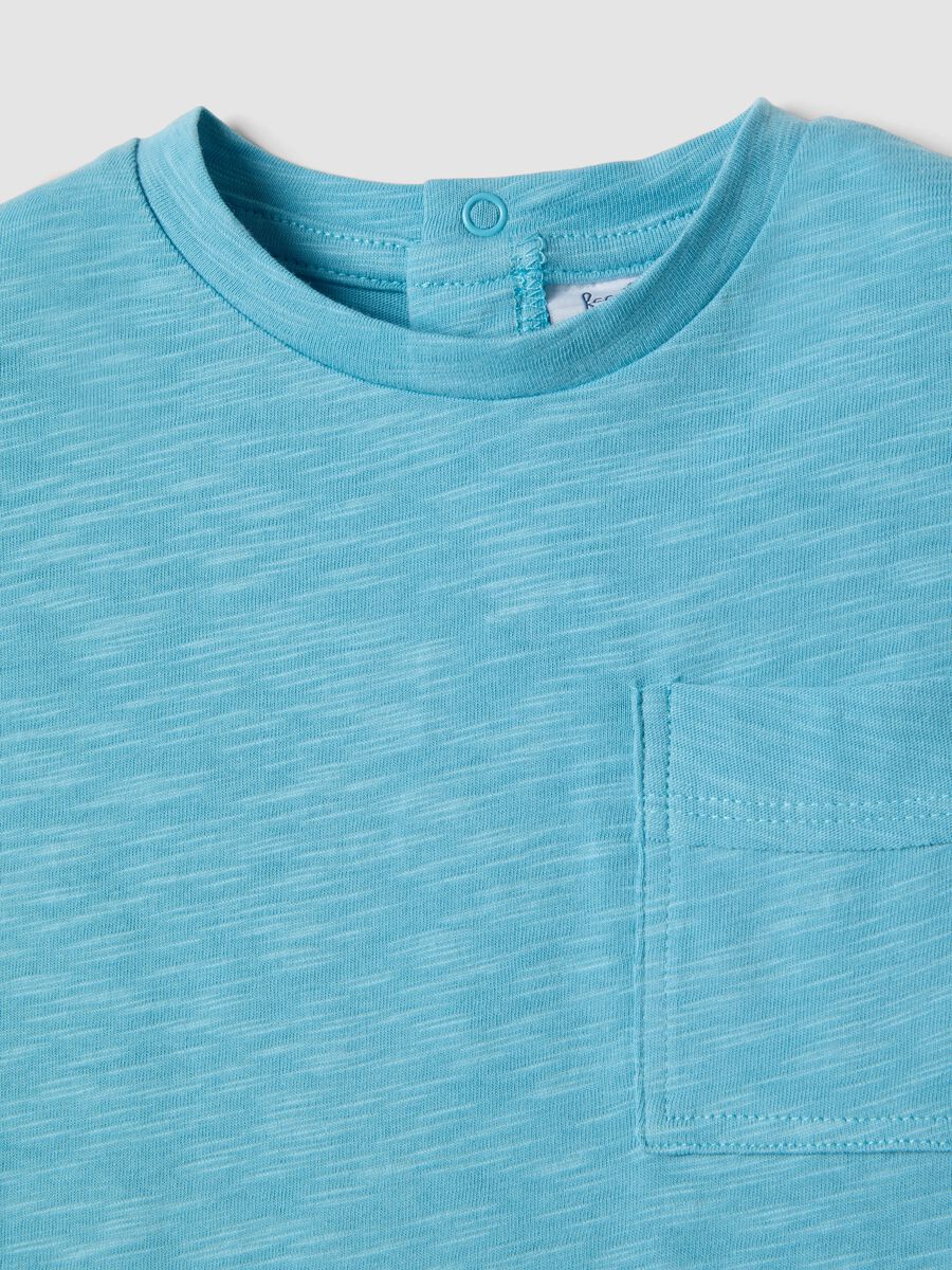 T-shirt in puro cotone azzurro da bimbo regular fit con tasca_2