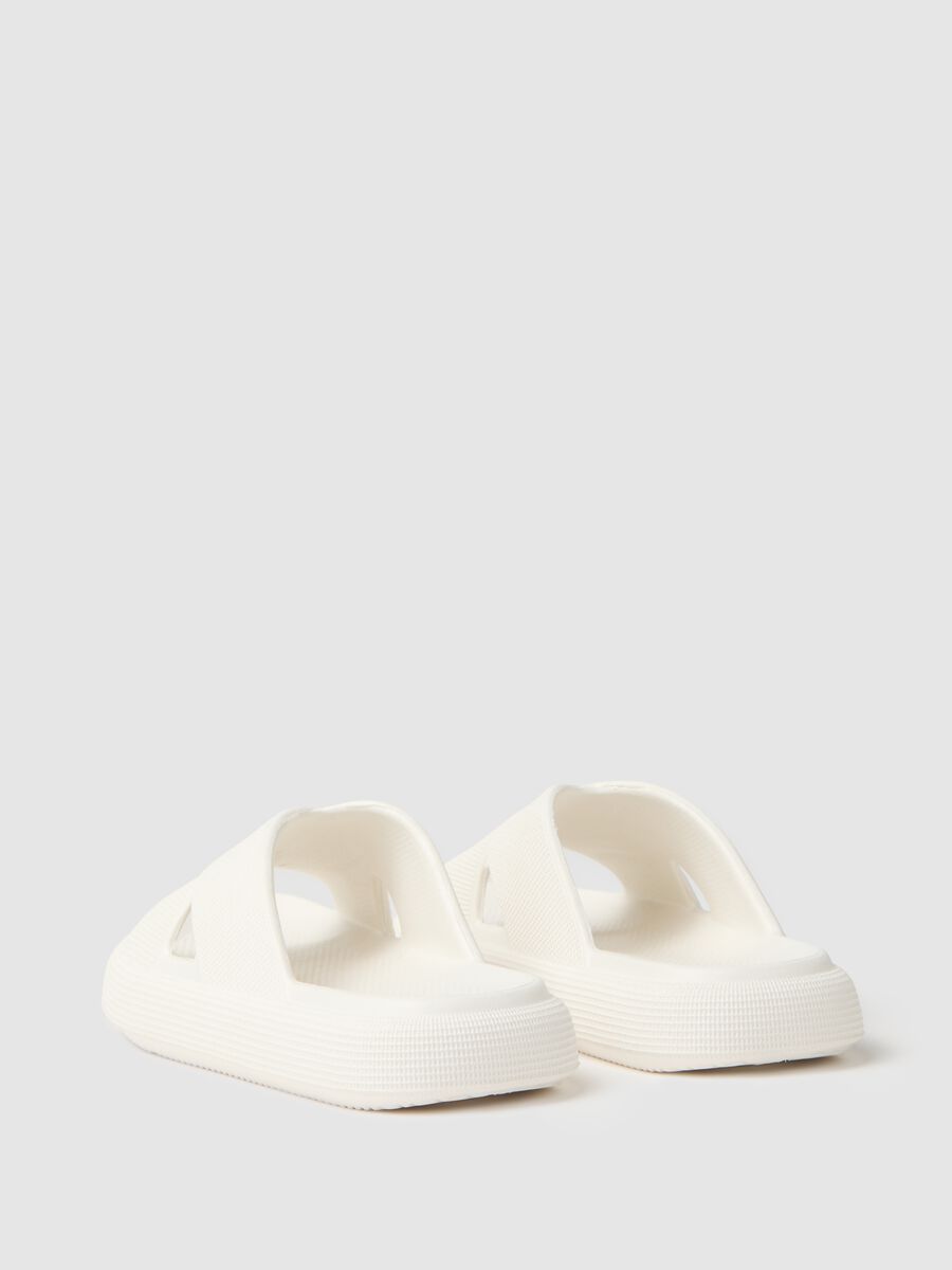 Women's white rubber sandals with crossed strap_1