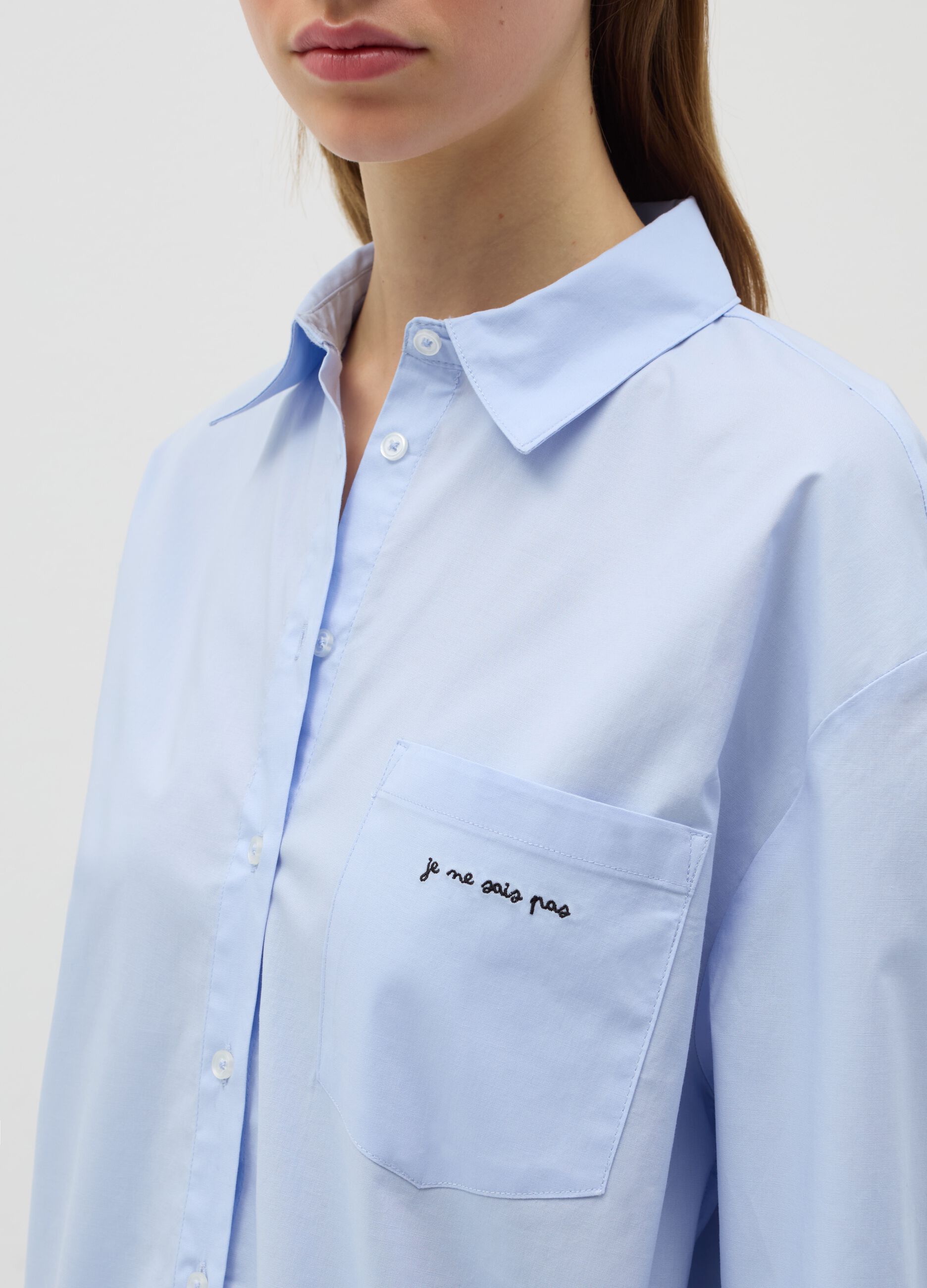 Camicia relaxed fit con tasca a ricamo