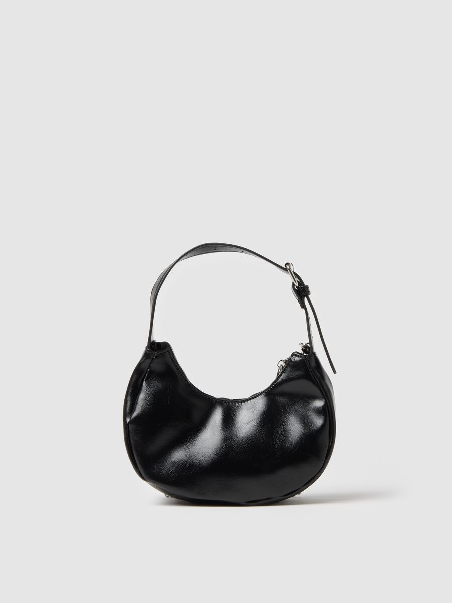 Borsa nera con dettagli metallici_1
