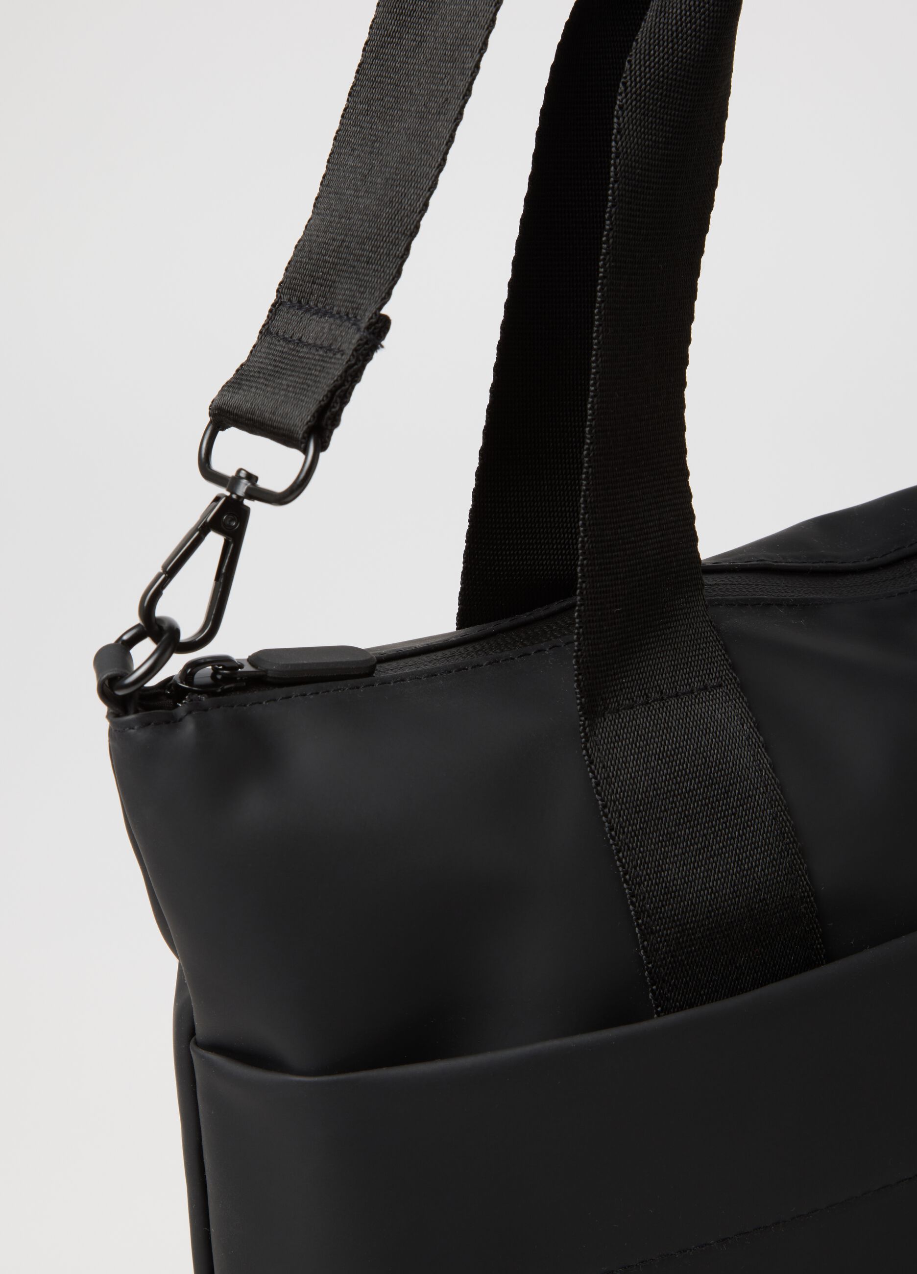 Shopper nera con tasche