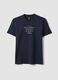 T-shirt blu in puro cotone con stampa frontale regular fit_4