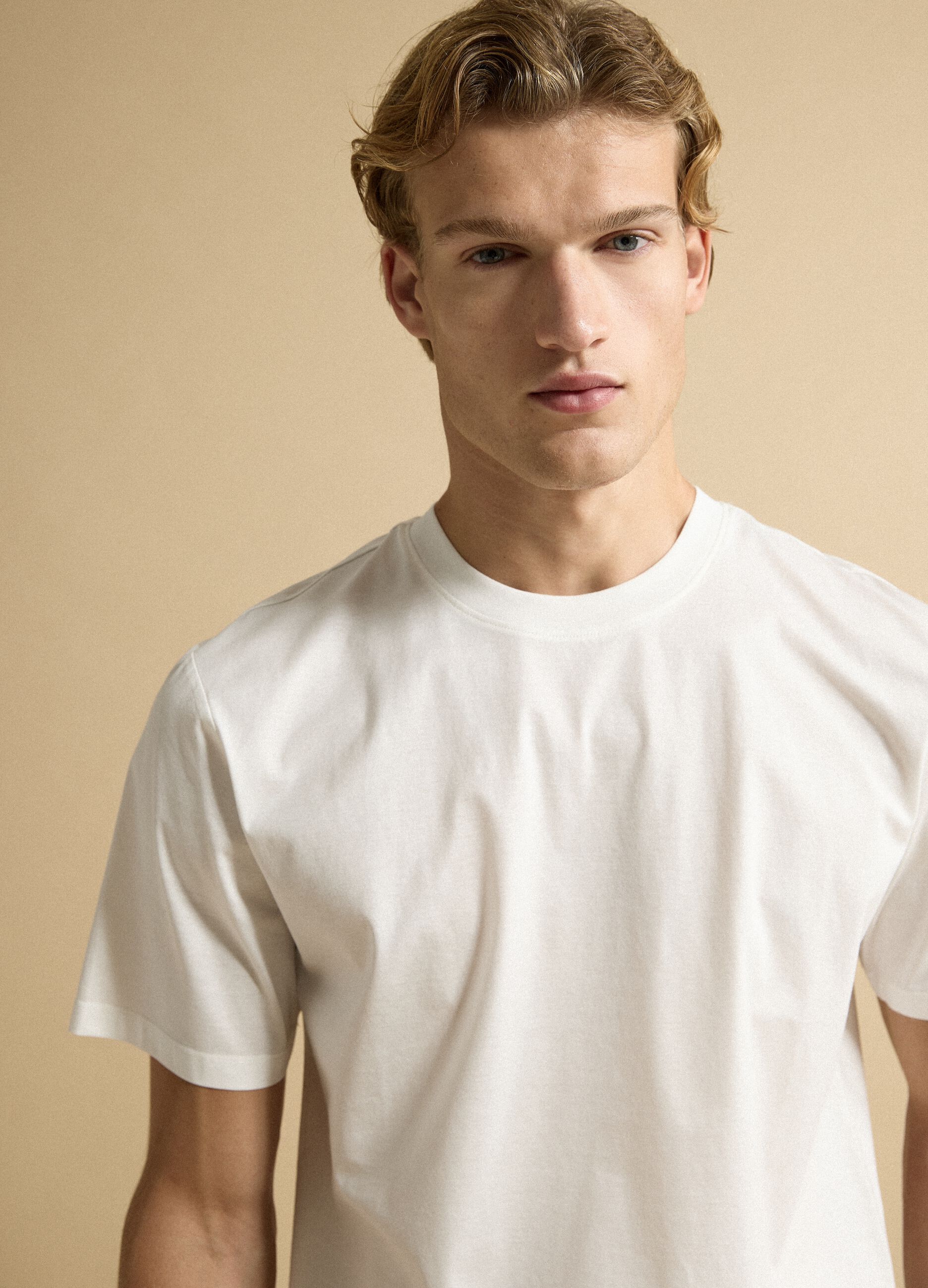 T-shirt bianca in jersey di puro cotone con girocollo relaxed fit