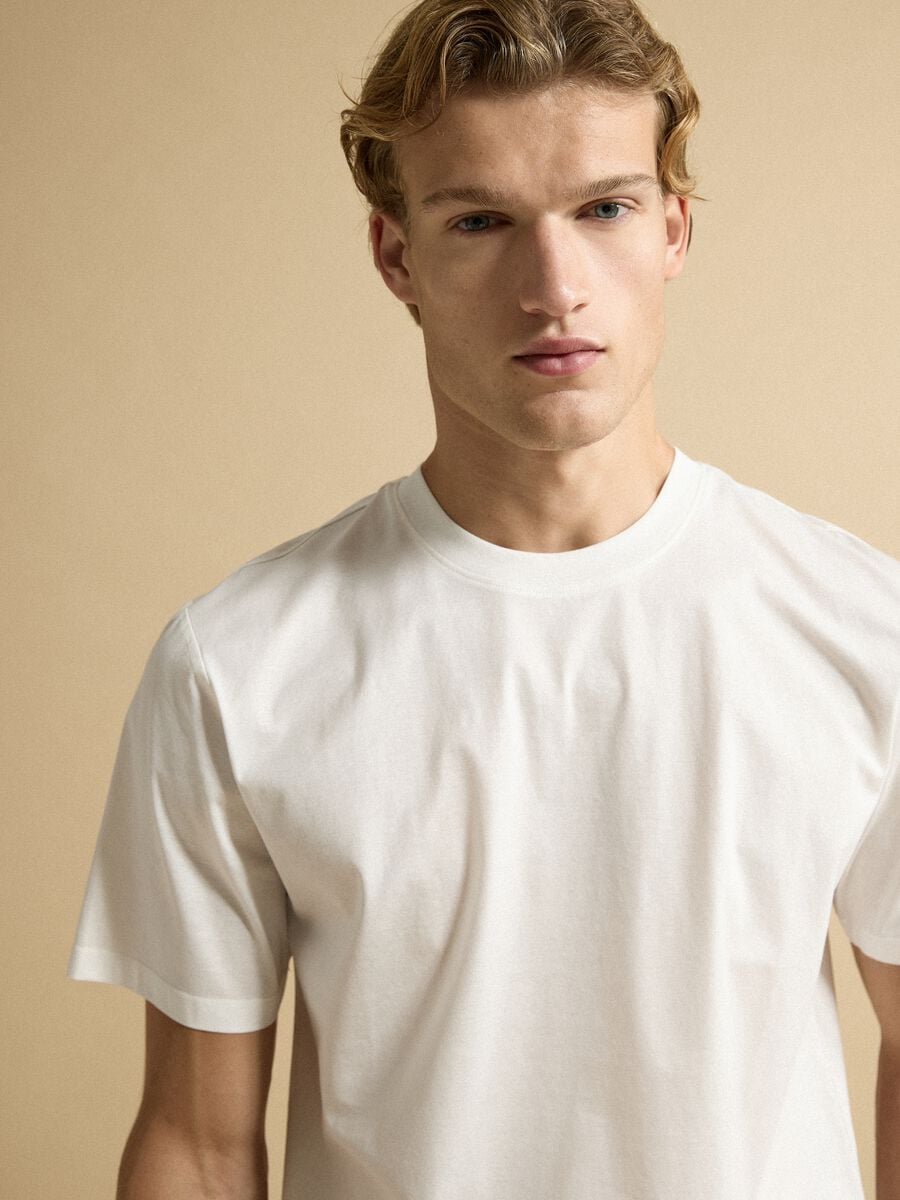 T-shirt bianca in jersey di puro cotone con girocollo relaxed fit_0