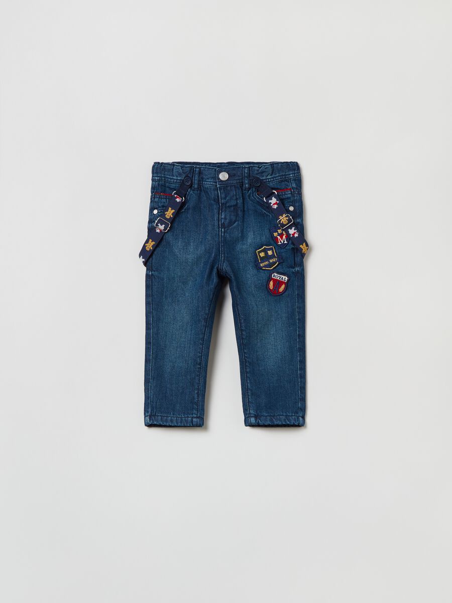 Jeans in cotone con patch e bretelle_0