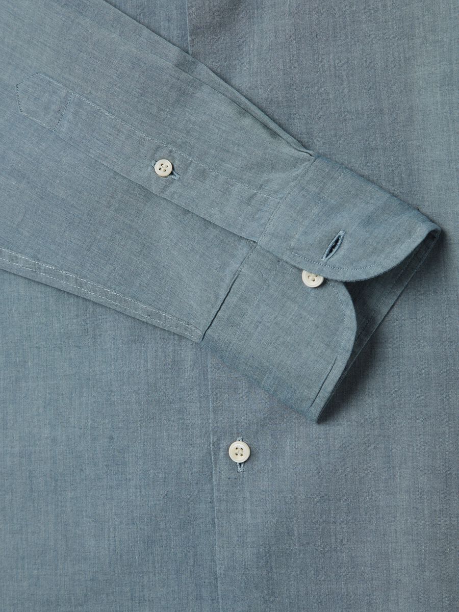 Camicia slim fit in blu chambray_5