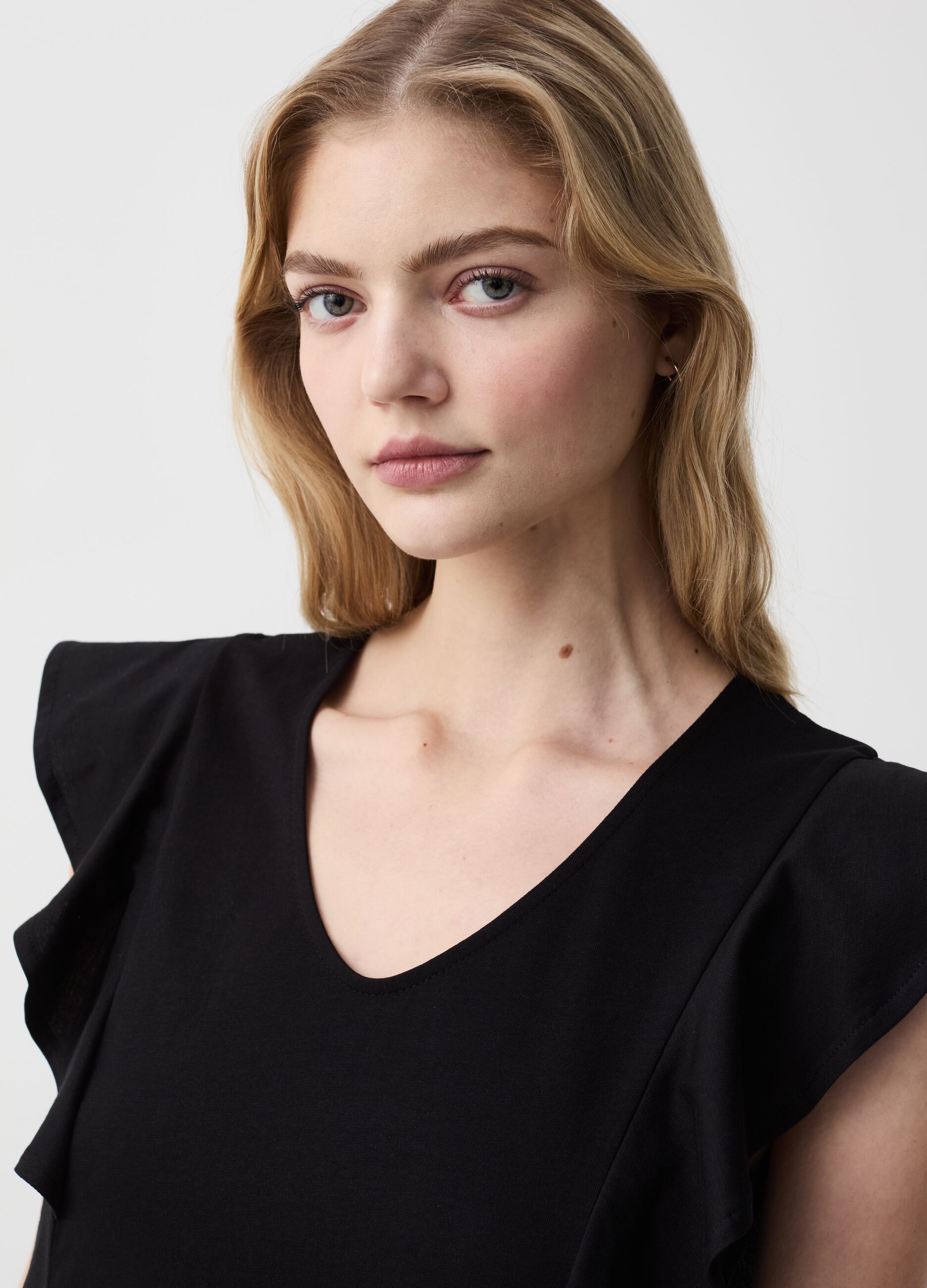 Sleeveless T-shirt with V neck and flounce
