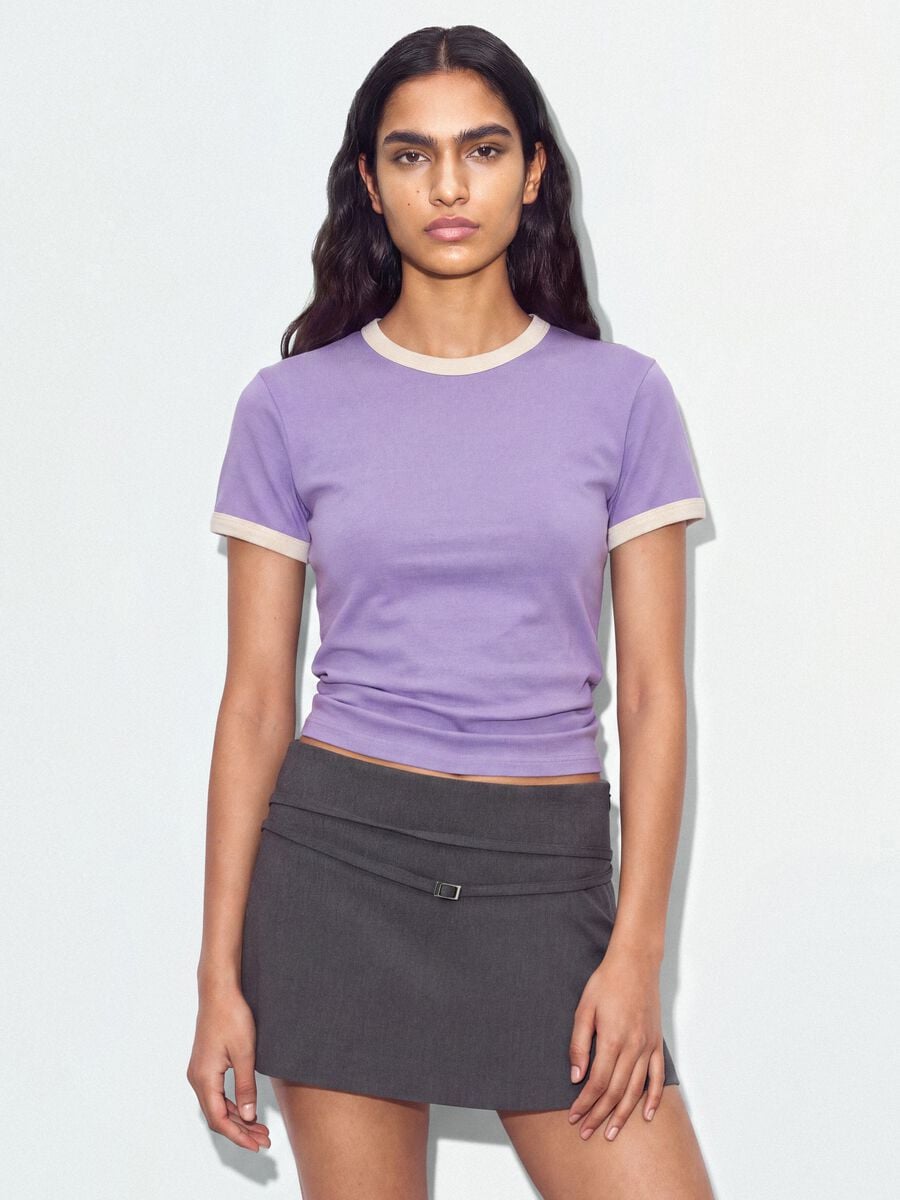 T-shirt viola in cotone elasticizzato con profili a contrasto fitted_0