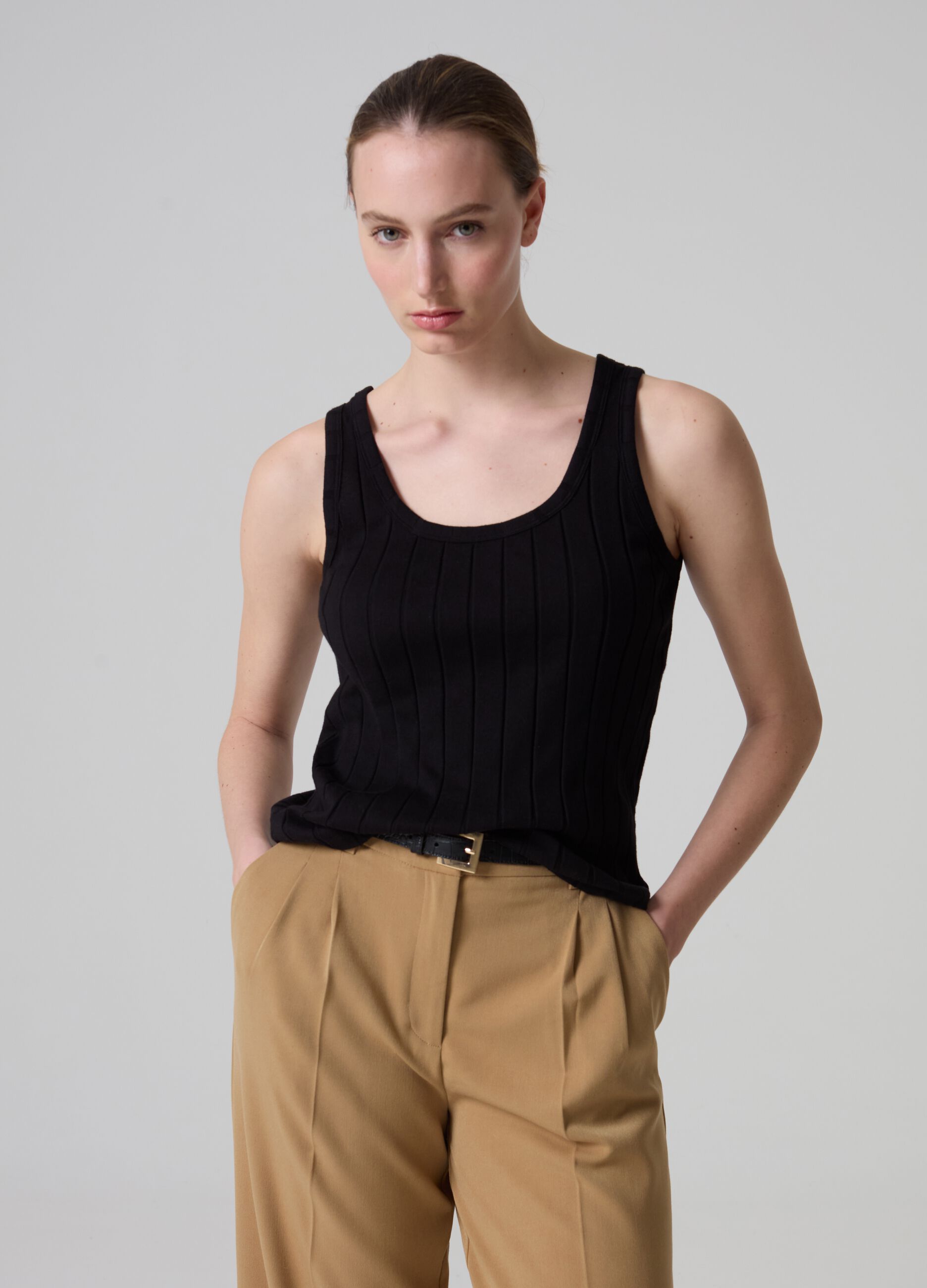 Contemporary flat-ribbed tank top