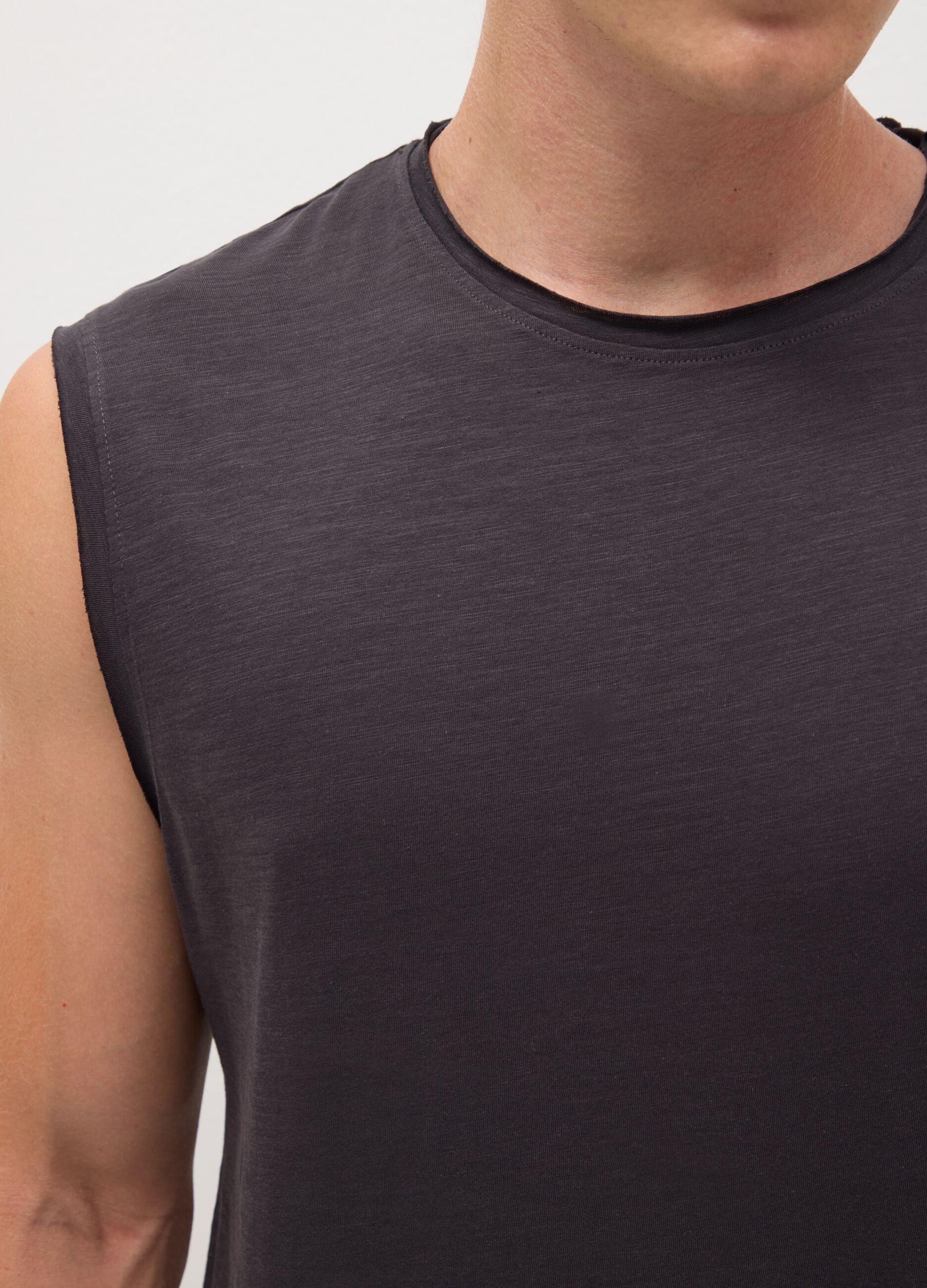 Men’s black top in 100% cotton with regular fit