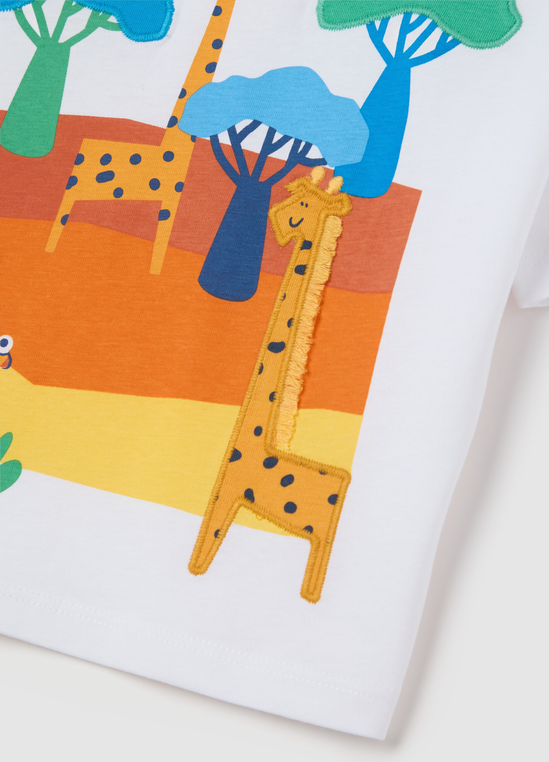 White short-sleeve t-shirt with giraffe print