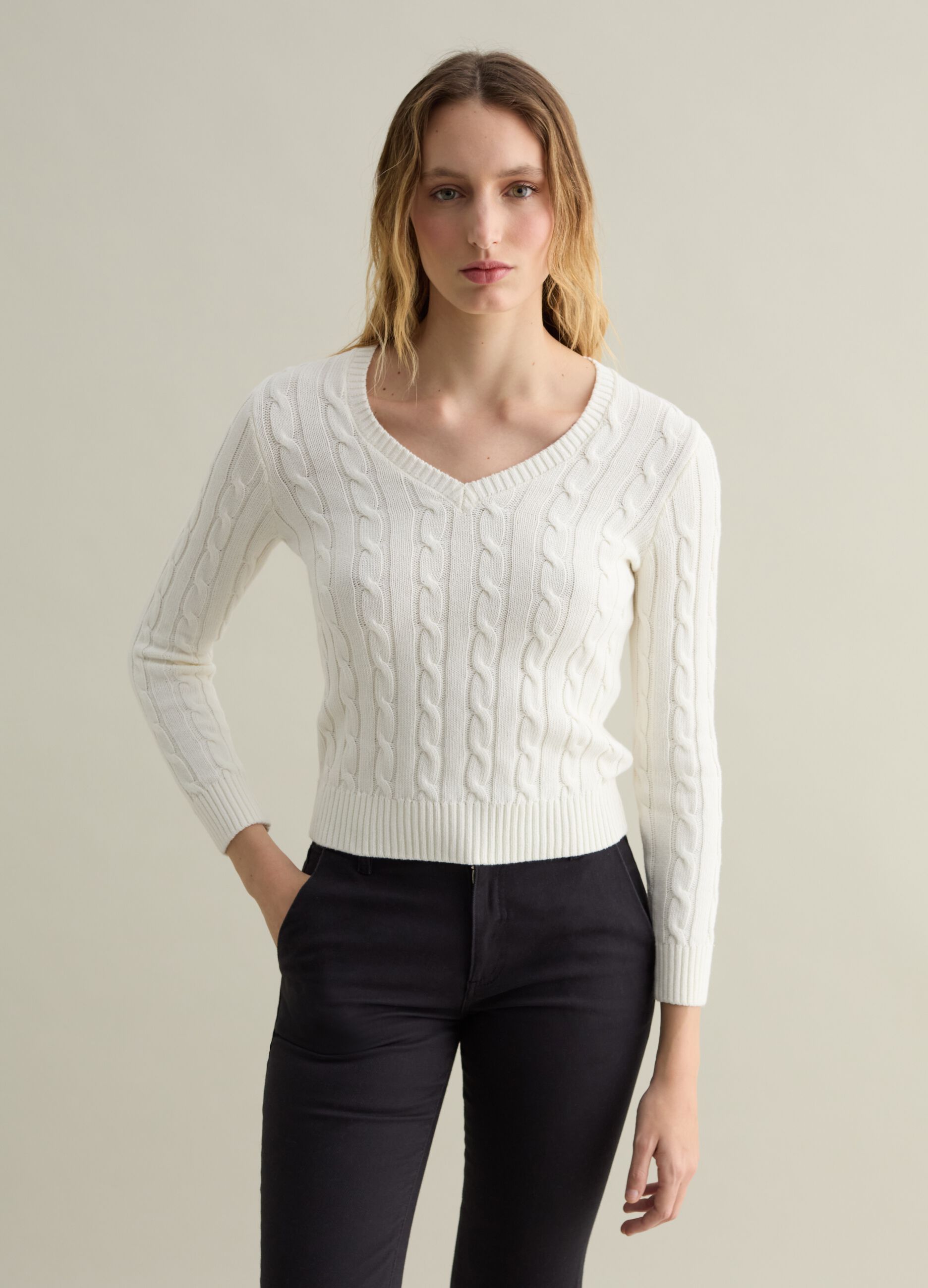 Pullover a trecce con scollo a V